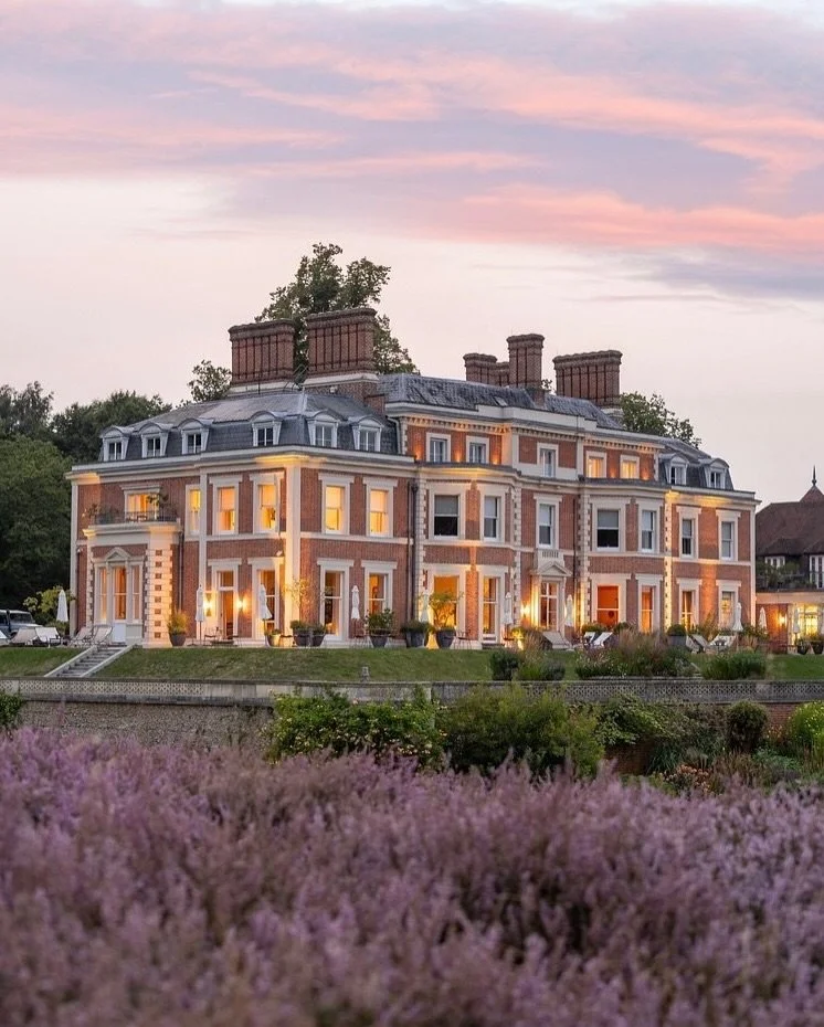 Black Sheep Travels to Heckfield Place! Let&rsquo;s escape to the English Countryside!
.
.
Welcome to @heckfield_place A Georgian Manor House on a 400-acre estate in Hampshire. This eco friendly hotel dates back to 1790 but has had a modern makeover 