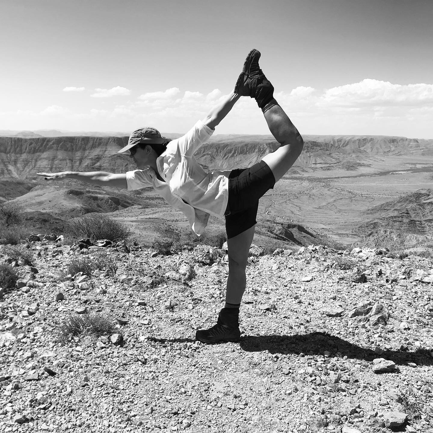 #challengeaccepted #challengeaccepted✔ #womensupportingwomen #trekking #challenge #breathwork #balance #namibia #friendswhobecomefamily #yogaunit #theyogaunit