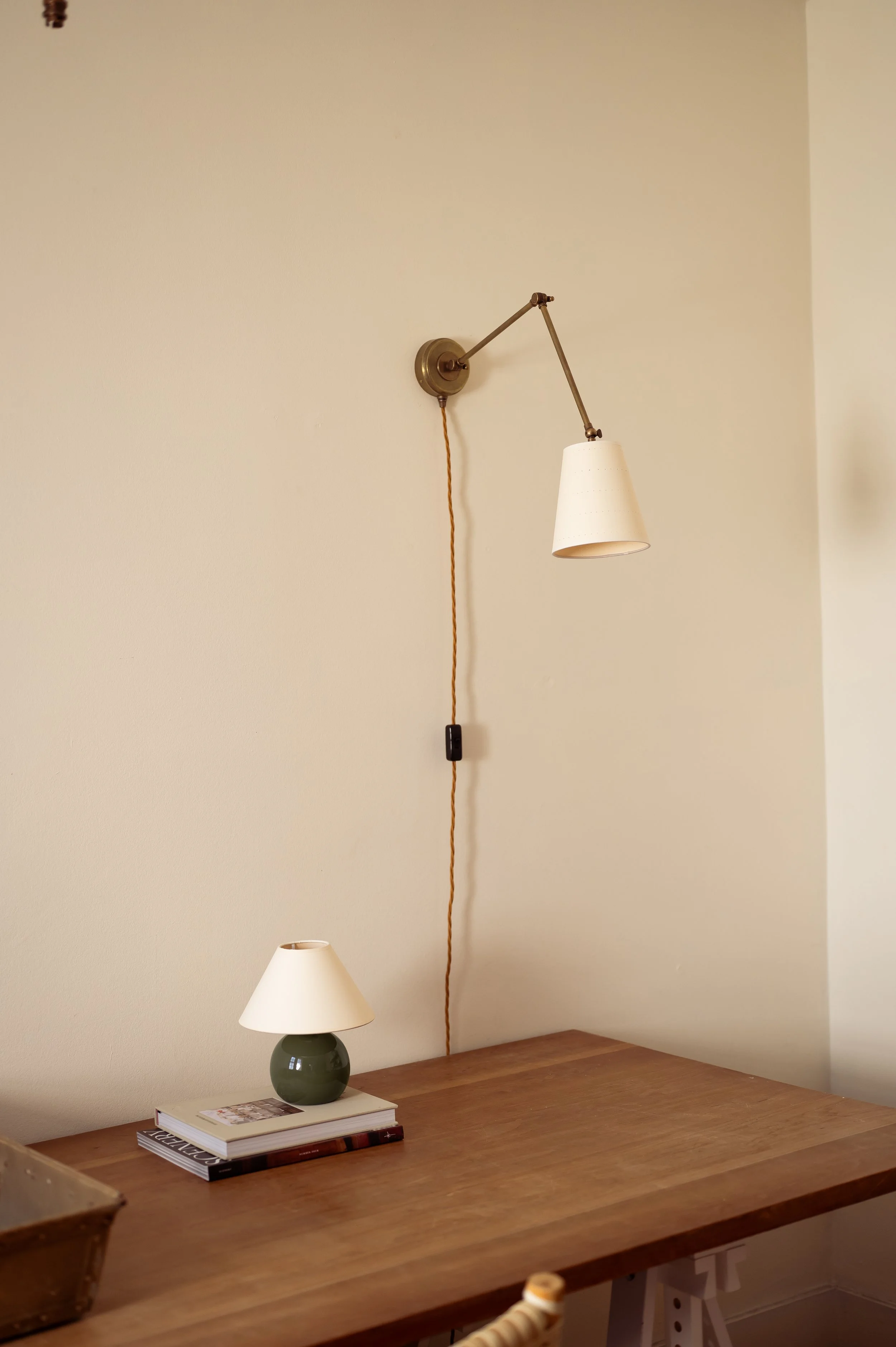 hum-london-mini-orb-table-lamp-olive-green-628.jpg