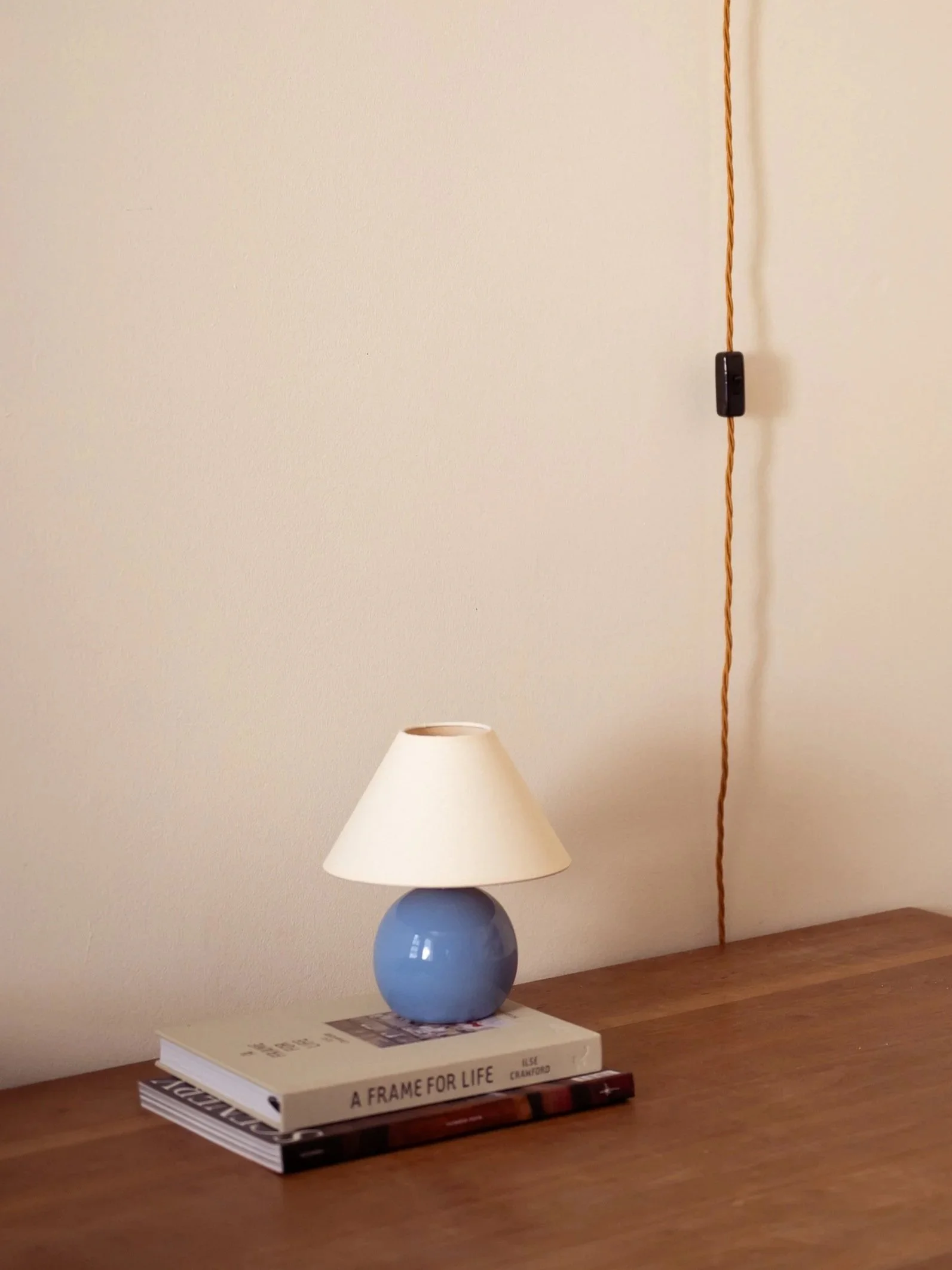hum-london-mini-orb-table-lamp-perfect-blue-581.jpg