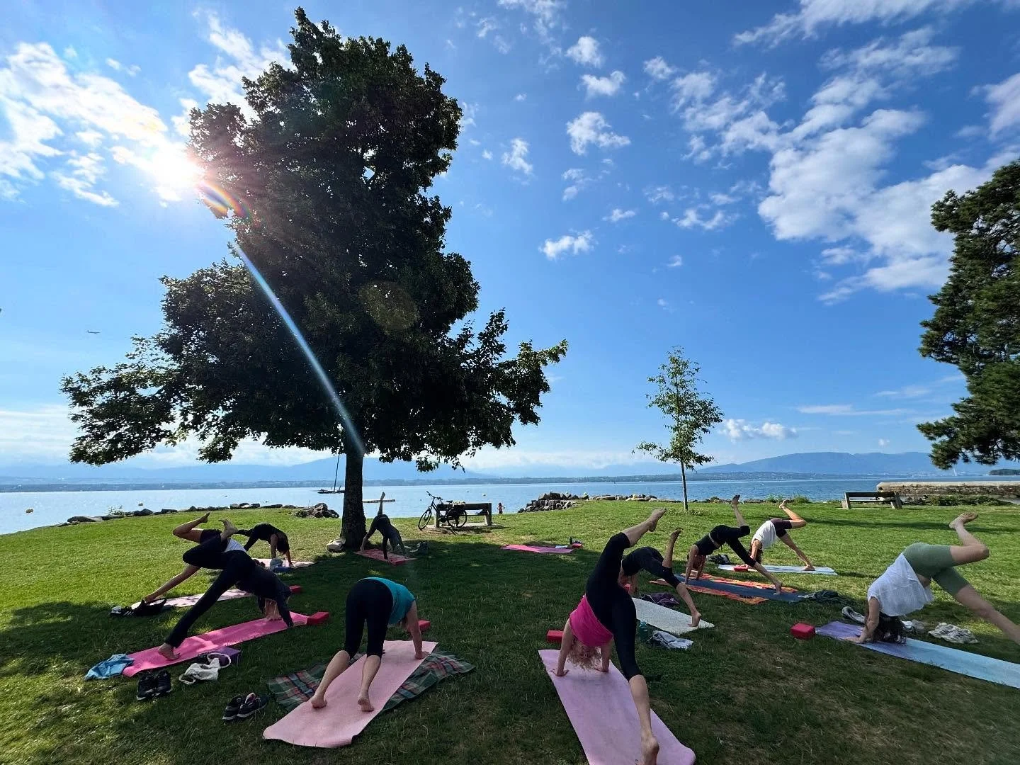 Happy Swiss National Day! 🇨🇭🧘🏻&zwj;♂️😎🇨🇭
&hellip; and thank you for the best yoga studio ever! 🙏🏻 

#yoga #simplyyoga #lakeyoga #beachyoga #lacleman #getoutside #swissnationalday #breathe #move #be #community
