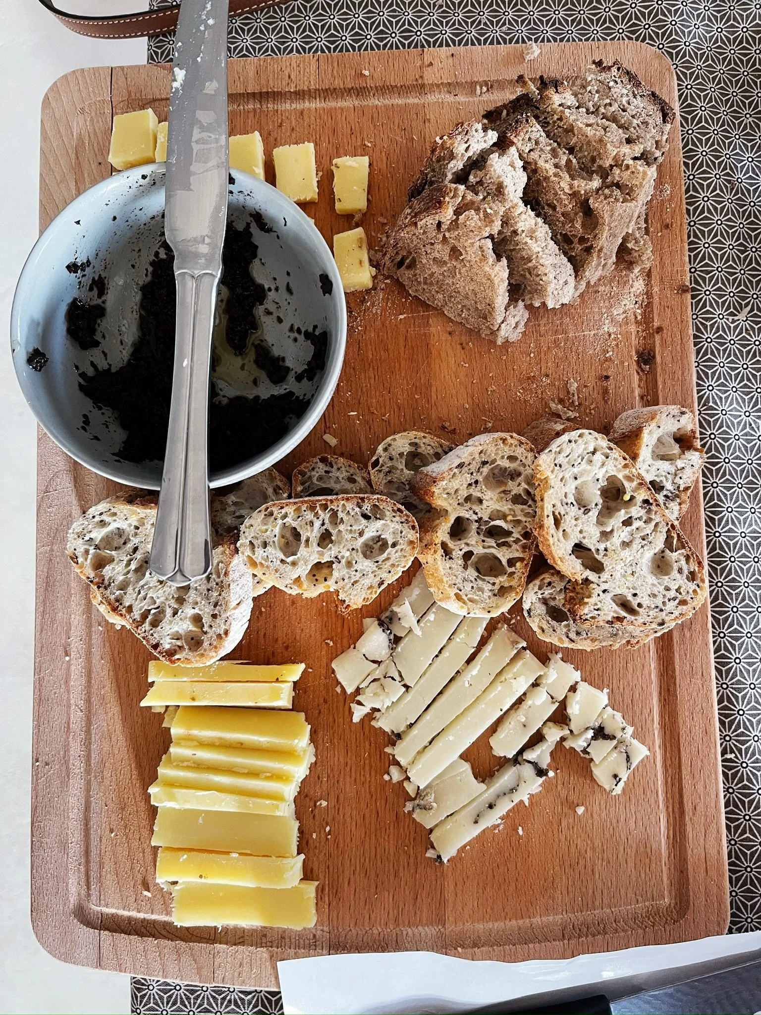 apero, comte, pain, bread,  Tapenade, olives