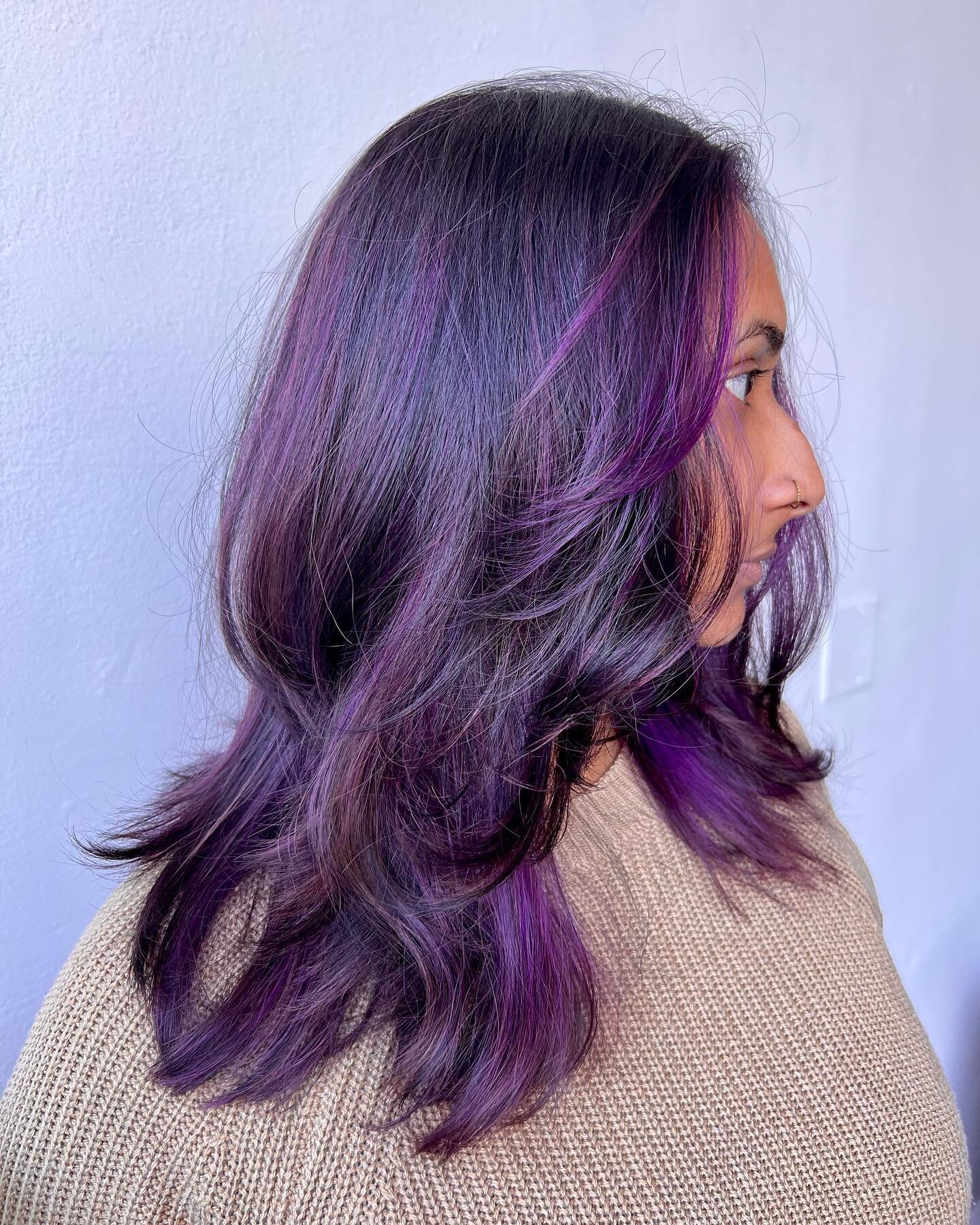 Over Highlighted Hair &gt;&gt;&gt; 𝐁𝐚𝐥𝐚𝐲𝐚𝐠𝐞 + 𝐃𝐢𝐦𝐞𝐧𝐬𝐢𝐨𝐧 𝐃𝐫𝐨𝐩 + 𝐒𝐞𝐦𝐢 𝐏𝐞𝐫𝐦𝐚𝐧𝐞𝐧𝐭 𝐎𝐯𝐞𝐫𝐥𝐚𝐲 &gt;&gt;&gt; Hellooo Purple Goddess 💜
&bull;
&bull;
&bull;
&bull;
&bull;
&bull;
#dimensionalcolor #purplehair #balayage #l