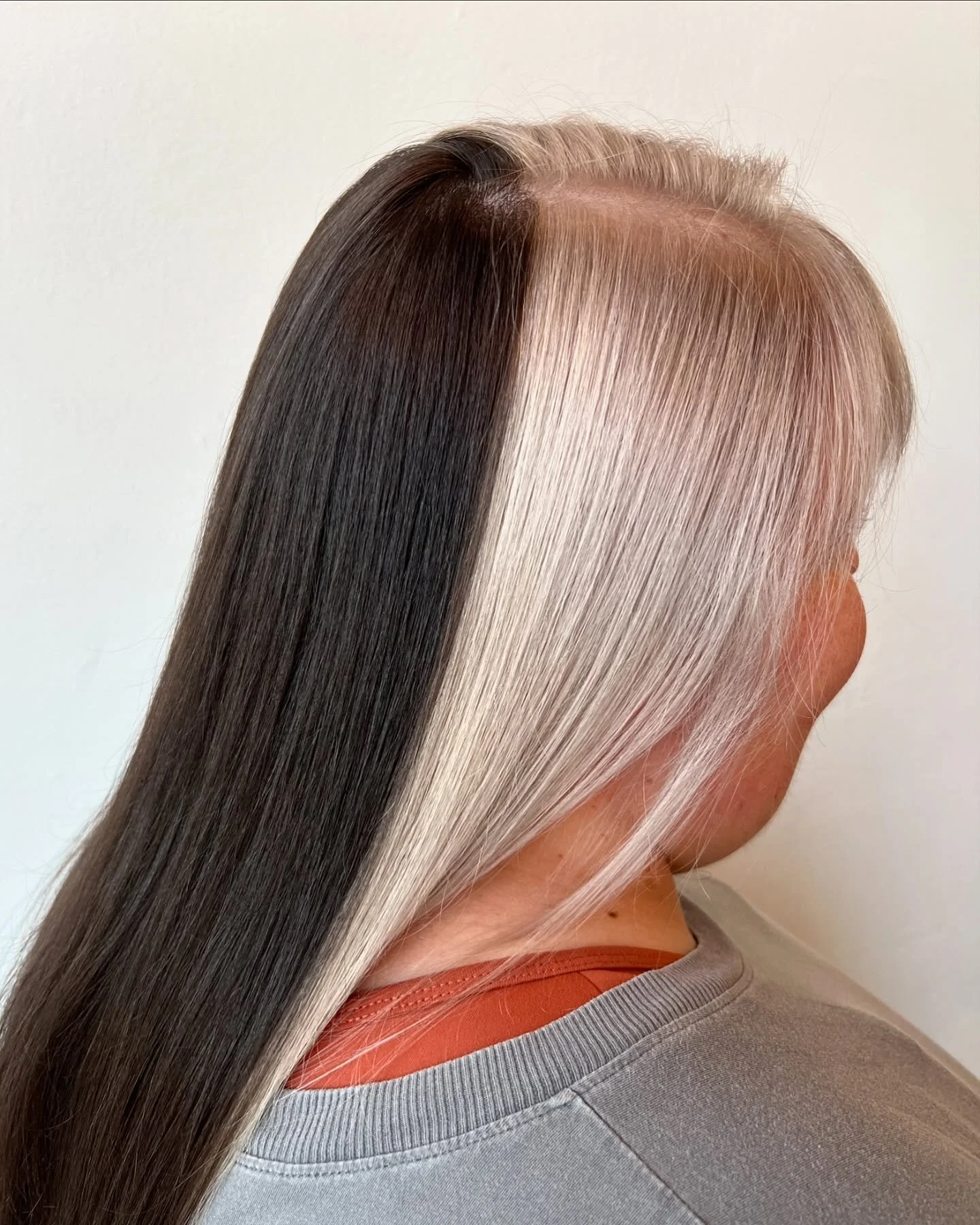 Take that color block and make it ice 🪄❄️ This natural dark base is the perfect contrast for this icy split hair. It took a couple of sessions to get enough lift and tone out any remaining warmth, but now we&rsquo;re coasting with regular retouches 