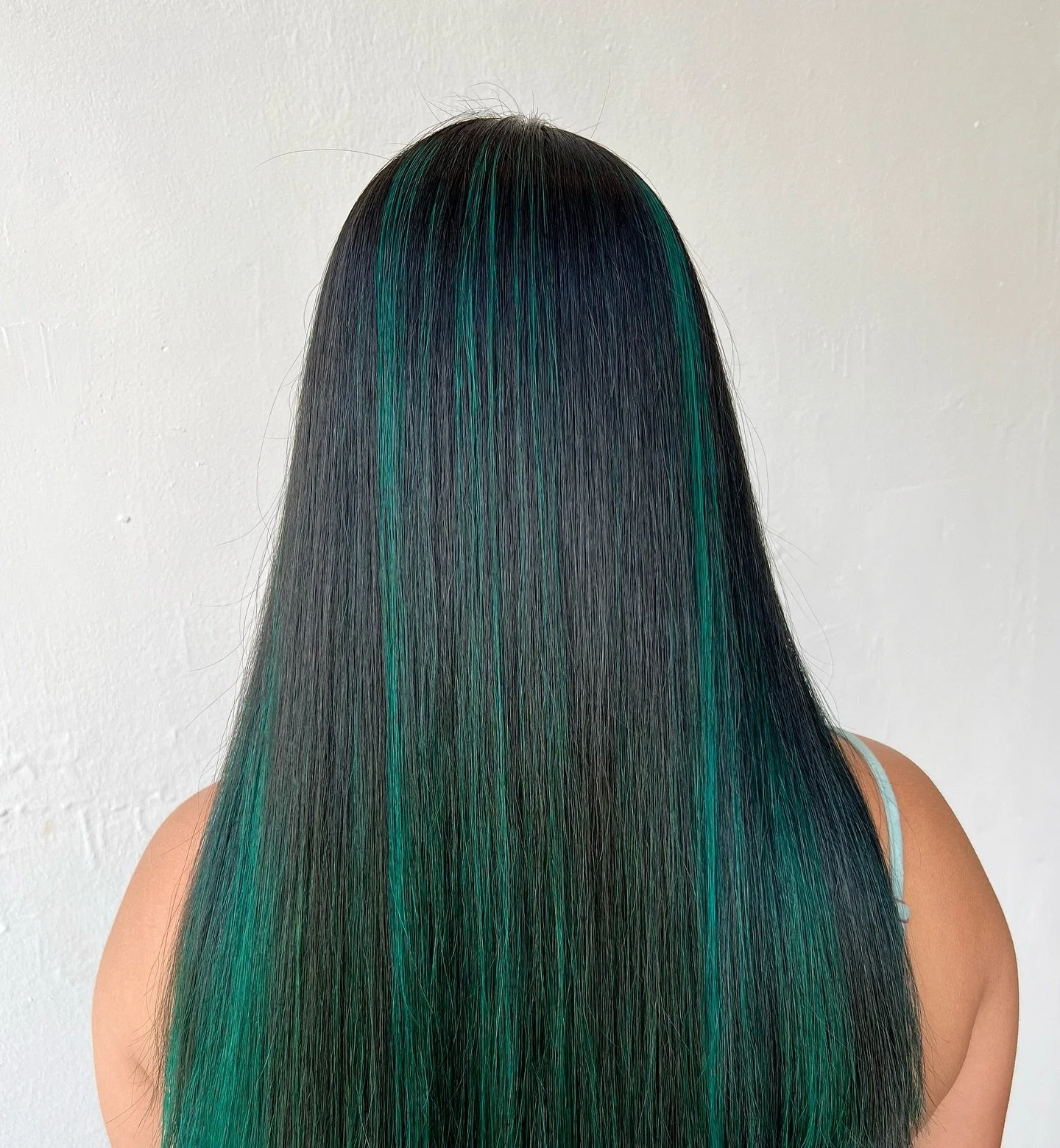 Foiliages (three of them) &gt;&gt; A few color blocking chonks &gt;&gt; Overlayed with semi-permanent

5 color appointments and here we are. Evolving hair is just the best. 
&bull;
&bull;
&bull;
&bull;
&bull;
#foiliage #colorblocking #creativecolor #