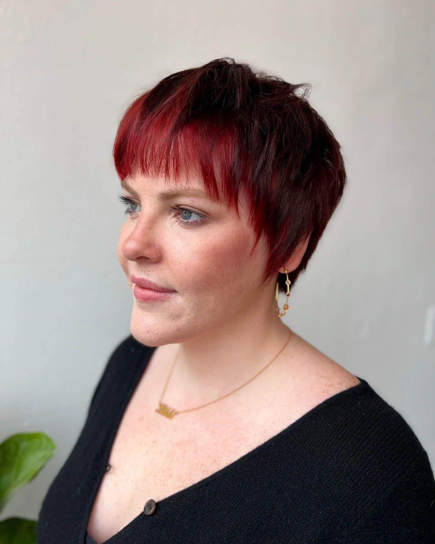 Libbi in one of her many forms. 🍒
&bull;
&bull;
&bull;
&bull;
&bull;
#shorthair #colorblocking #creativecolor #redhair #coolhair #614 #614columbus #614living #614hair #614hairstylist #614salon #cbus #cbuslife #cbusgram #cbushair #cbushairstylist #cb