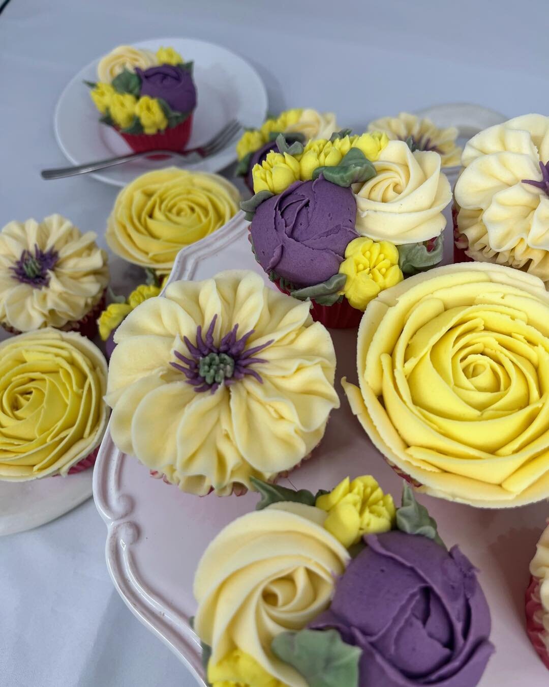 Saying &ldquo;I love you&rdquo; made easy with these tasty flowers. 
Now taking orders https://www.tarasbakedbouquets.ie/small-cupcake-bouquet #cupcakes #cupcakeflowerbouquets #cupcakeflowerbouquet #floralcupcakebouquet #floralcupcake #cupcakeflower 