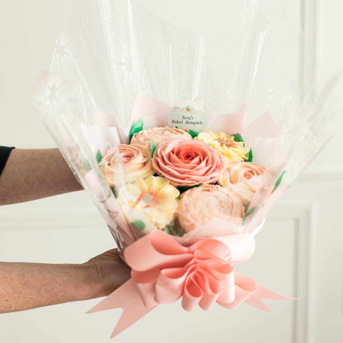 Perfect gift for visiting!
Now taking orders https://www.tarasbakedbouquets.ie/small-cupcake-bouquet #cupcakes #cupcakeflowerbouquets #cupcakeflowerbouquet #floralcupcakebouquet #floralcupcake #cupcakeflower #cupcakeflowers #tarasbakedbouquets #irish