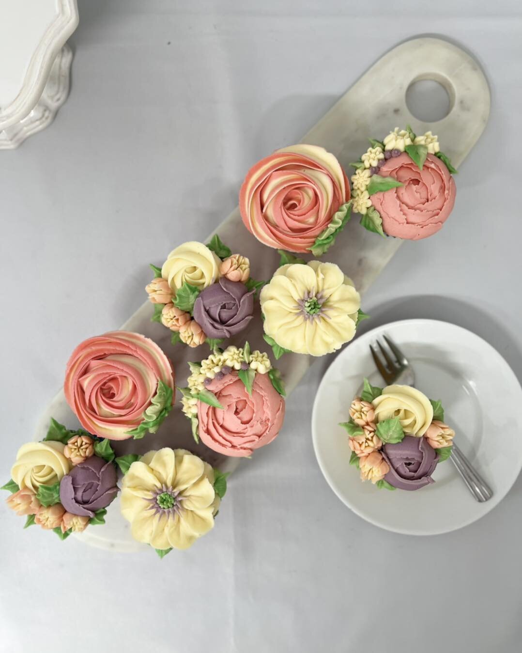 Thinking of entertaining this weekend?
Now taking orders https://www.tarasbakedbouquets.ie/small-cupcake-bouquet
#cupcakes #cupcakeflowerbouquets #cupcakeflowerbouquet #floralcupcakebouquet #floralcupcake #cupcakeflower #cupcakeflowers #tarasbakedbou