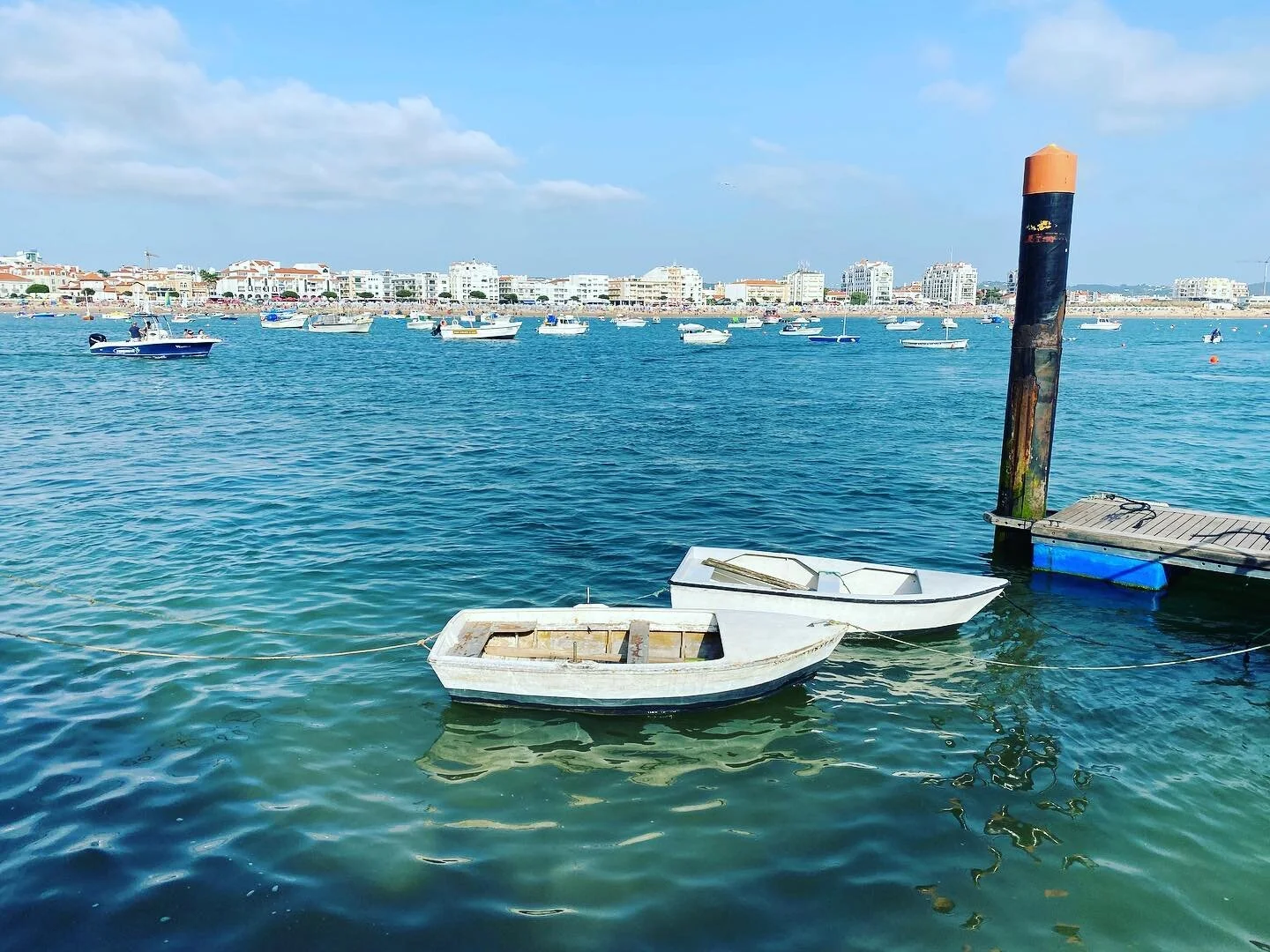 [Memórias de] 
Dia que se fez de azul. Do mar. Do céu. Das barraquinhas de praia. Dos barcos. De boas energias. E de muito amor💙
.
.
.
#saomartinhodoporto #azul #barco #portugal #mar #boats #friends