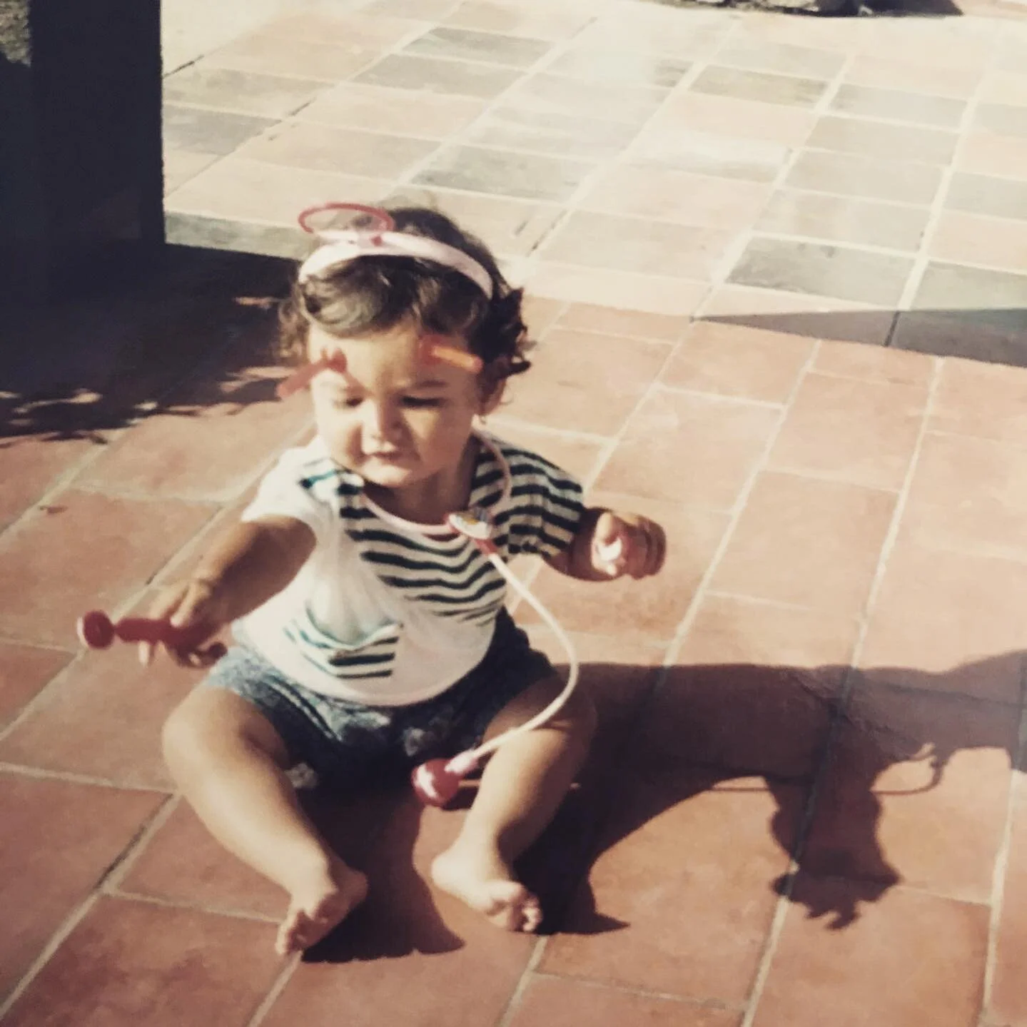 🎈
.
.
.
#1990s #children #diadacrian&ccedil;a #infancia #childhood #play