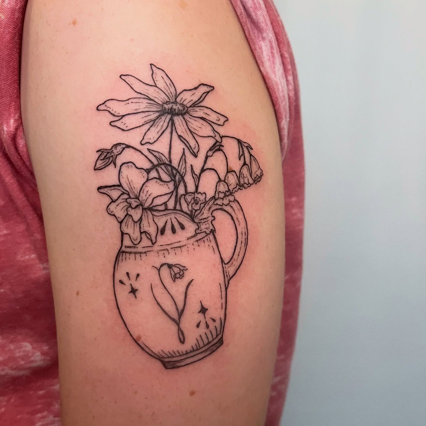 i&rsquo;ve been really enjoying the ways that customs are both feeling more comfortable to draw but also pushing me to improve ! 

i was not really a big drawer before i began tattooing - painting had been my main medium, and art had taken the back s