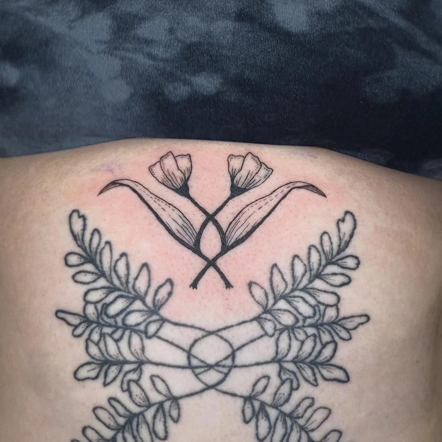 new crossed flowers above a piece from last spring - proud of how i&rsquo;ve improved my skills and knowledge in the last year and a half!! figuring out a lot :) pls like share subscribe, i am in trouble on here lol

 #machinetattoo #seattletattooart