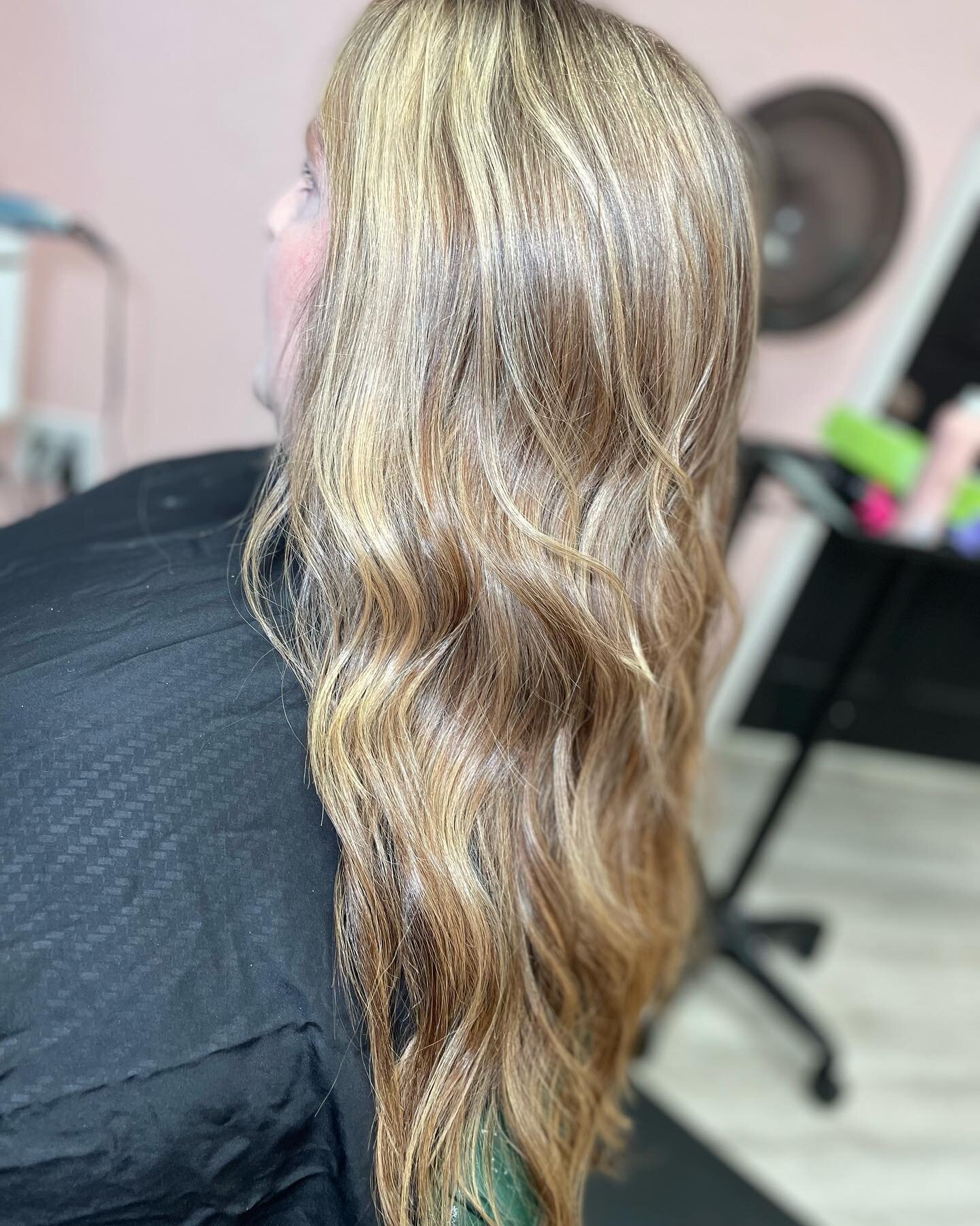 Oooooooh! Swipe for the before!
Alicia babylighted her back out on this one, and it was WORTH IT!! Full head of babylights, tone and tap root all using the amazing Alfaparf Milano! She prepped Jessica with K18 to keep her hair healthy! 
#k18hairflip 