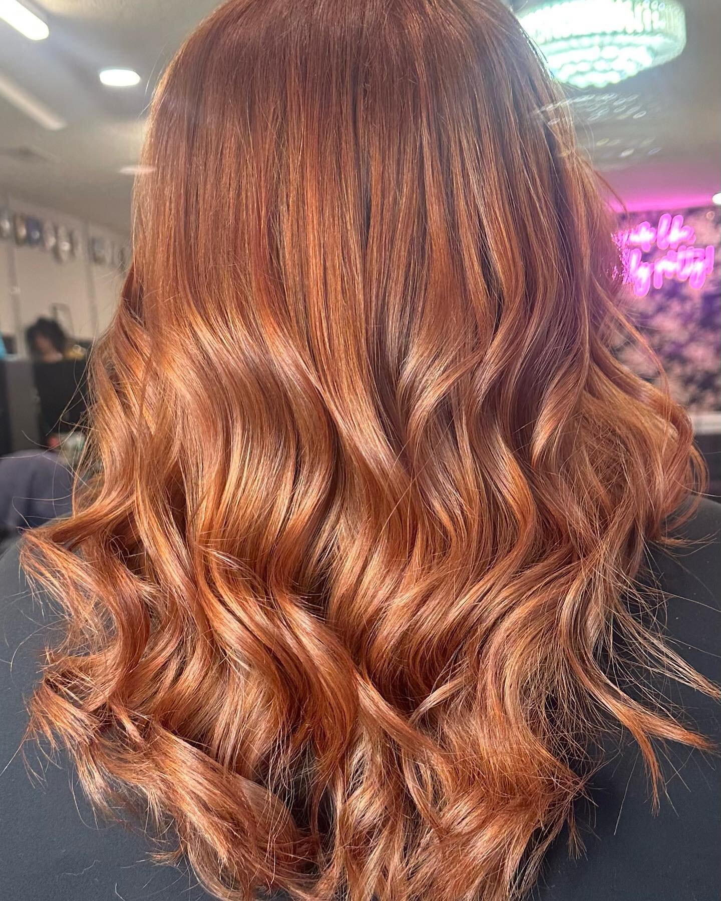 This beautiful copper was created by Maddie  using #alfaparf evolution of color and styled using #davines and #leafandflower products. Swipe to see where we started. We have openings, come see us! 

Book online at www.salonfix.net/book

#alfaparfmila