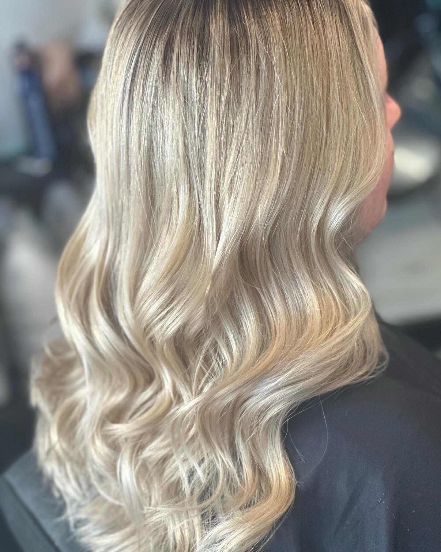 🎶Bleach me baby, one more time.🎶

Lived in blonde for this gorgeous girl by Maddie ! Of course she used her favorite #alfaparf color and lightener and #b3brazilianbondbuilder to achieve this shiny, blonde color melt! 

#alfaparfmilano_official  #fr