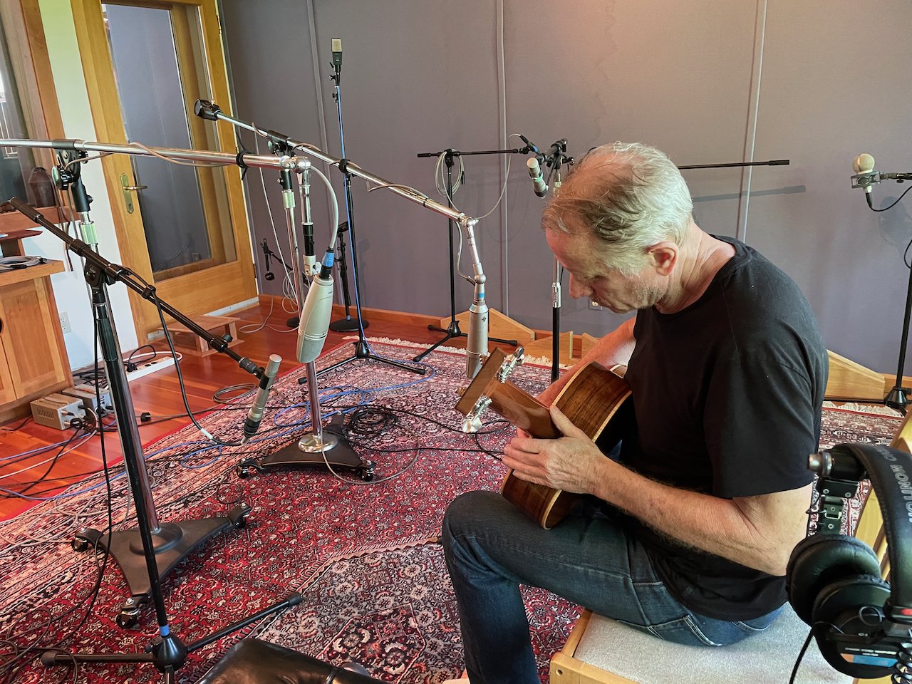  A typical setup for guitar recording includes six mics. Close up, left to right: Neumann KM256, Shure KSM44 (subbing for a Neumann U67 out for repair), Neumann U67, and a second KM256. The set-back room mic (one of a pair) is an AKG C414.  
