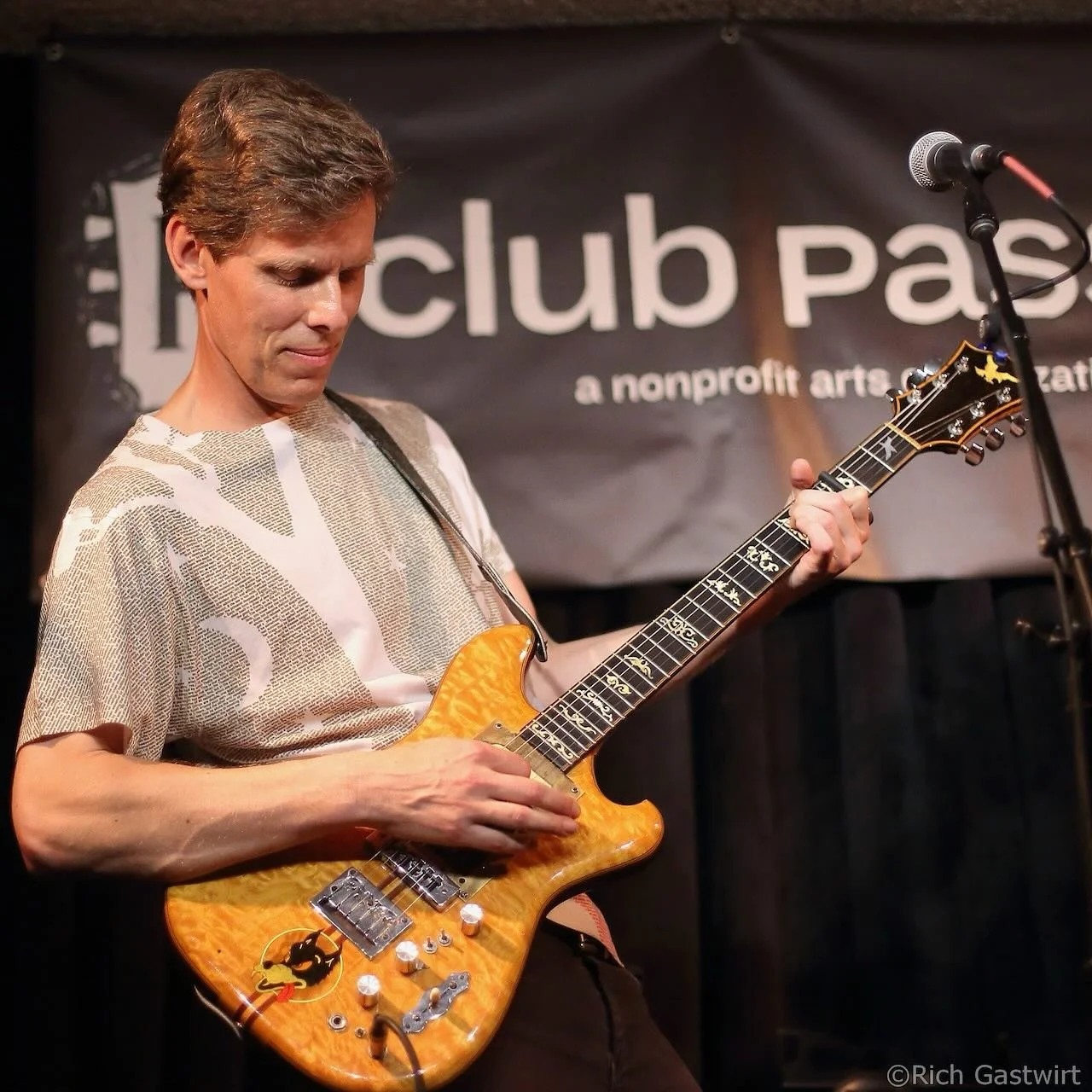So many great memories of playing at the legendary @clubpassim in Cambridge, Mass. Thrilled to be returning with @deadtothecoreband on 8/3, joined by the string wizards @hamer.jefferson and @stevenanthonyroy. 
🎟️ passim.org

#gratefuldead #acousticd