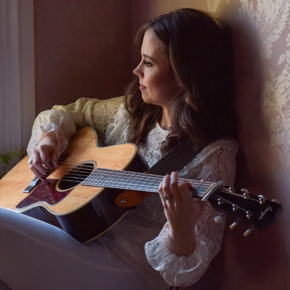 I loved talking with @sierrahull earlier this year for @acousticguitarmag and transcribing her beautiful song "Spitfire." The full interview is online now. 🔗 in bio.
📷 Allen Clark