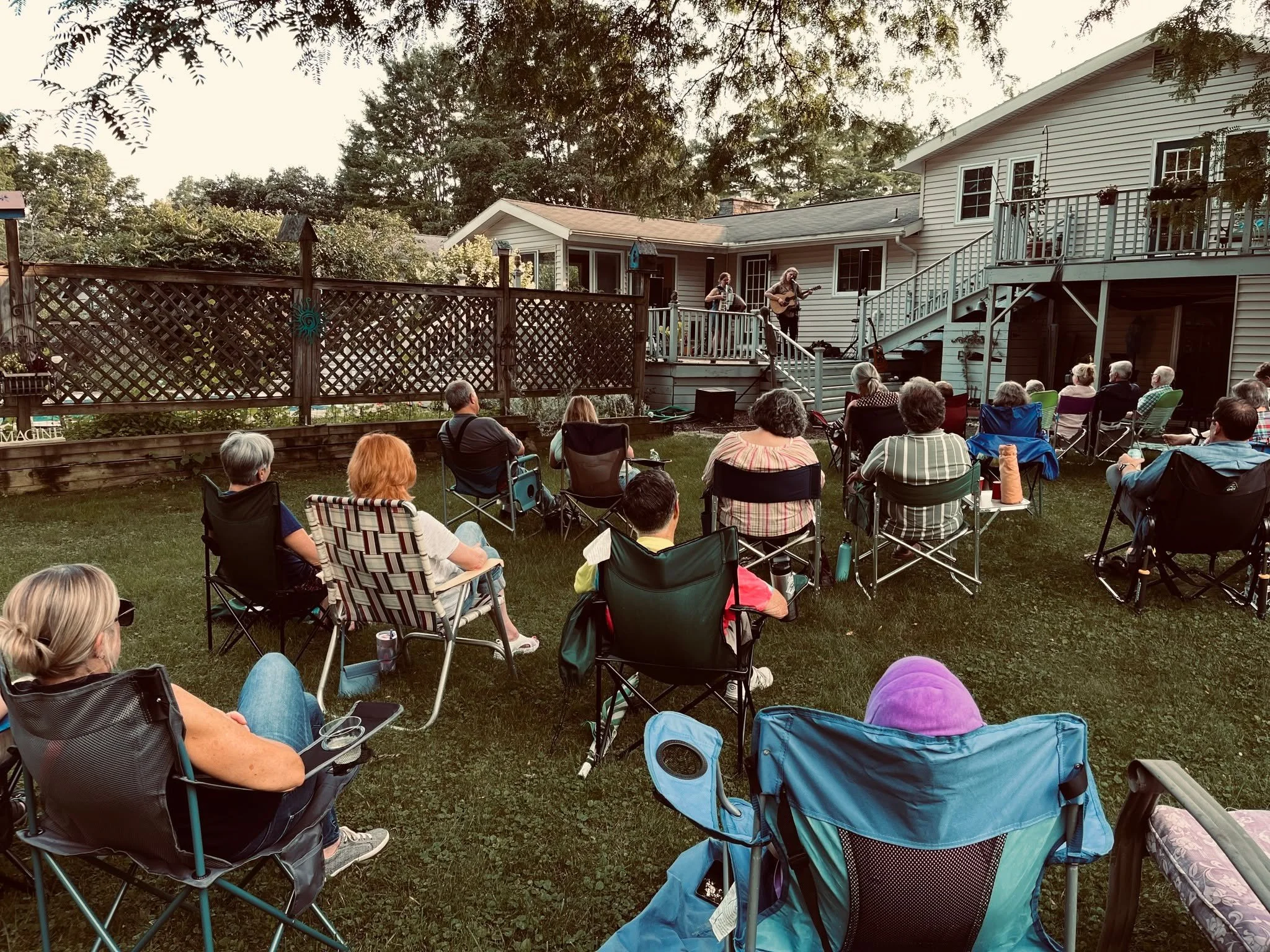 What a sweet evening playing original acoustic music in this lovely backyard in Fayetteville. House concerts are the best! Thanks to our hosts John and Janet and all who joined us (and to the weather gods for smiling on us).
#pepperandsassafras #hous