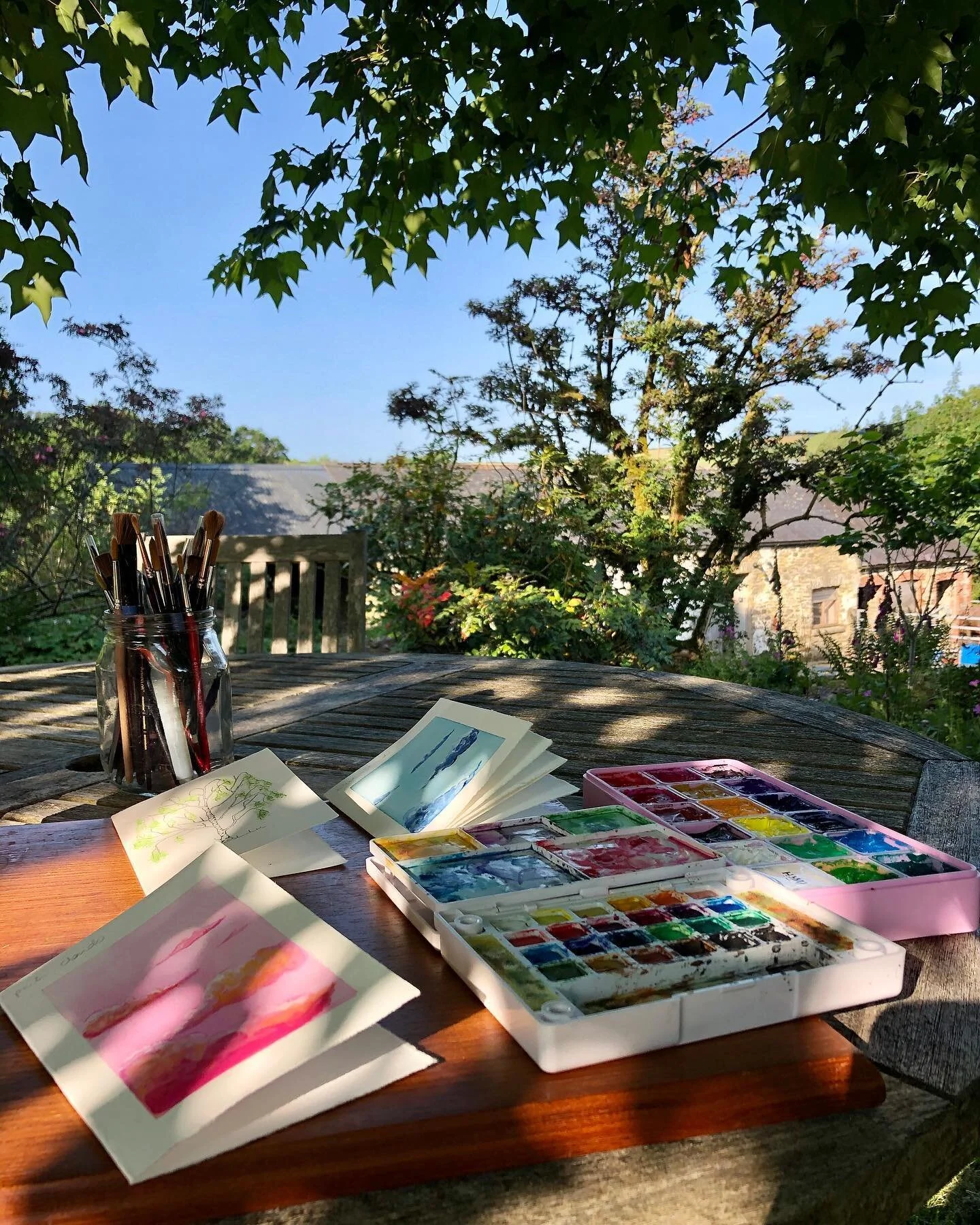 🌳 🎨 🖌// good morning from today&rsquo;s studio

Working on some card designs that I&rsquo;m planning to have in my shop when I get my website up and running. 
All coming soon! 
#art #outsideoffice #garden #cards #homeoffice #watercolour #himigouac