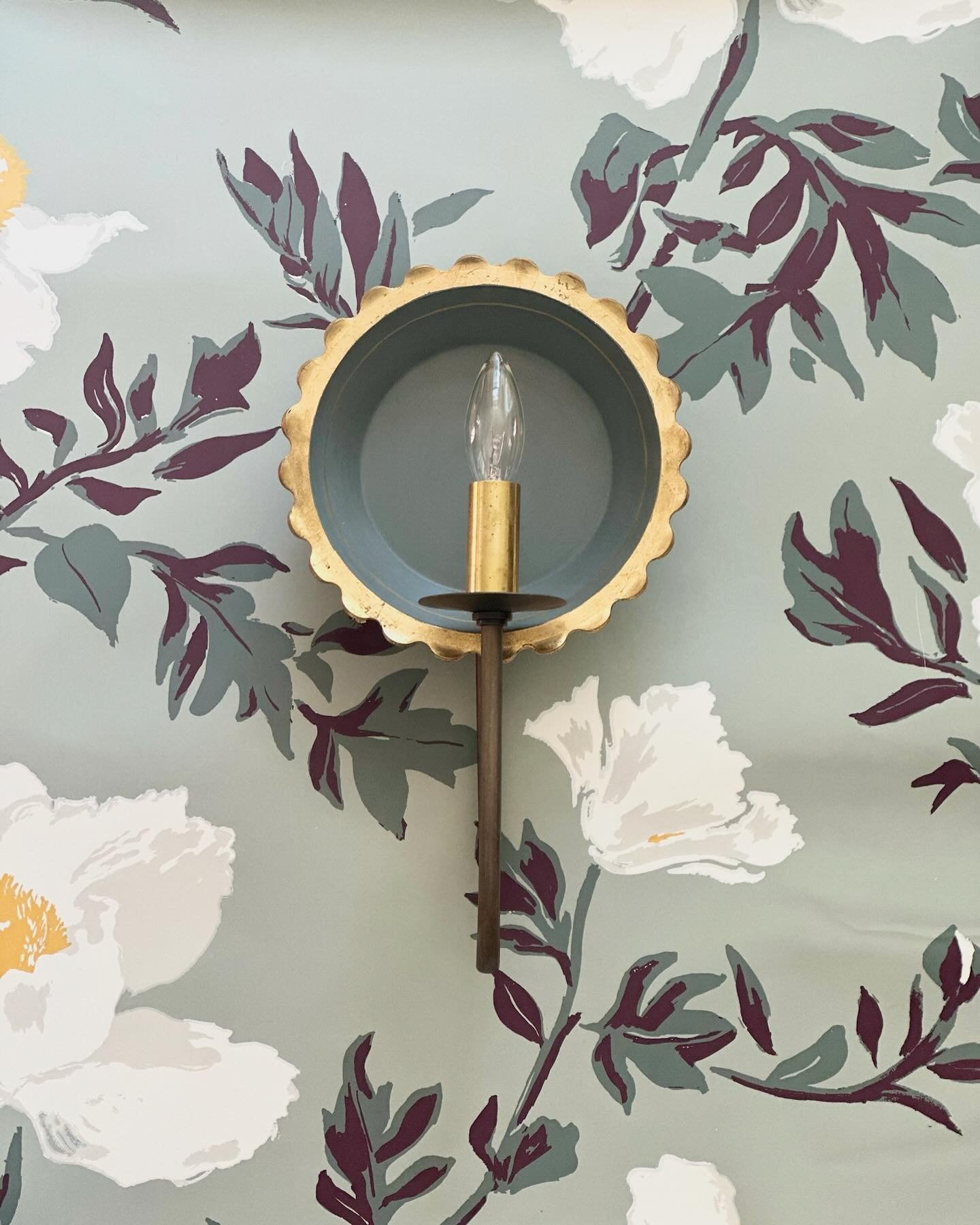 To celebrate the introduction of Matilija Seacliff, the newest colorway of Matilija wallpaper from @lakeaugust, we&rsquo;ve paired it with two of our favorite handpainted sconces from our friends at Pared Lighting.✨

Matilija is a tribute to the dram