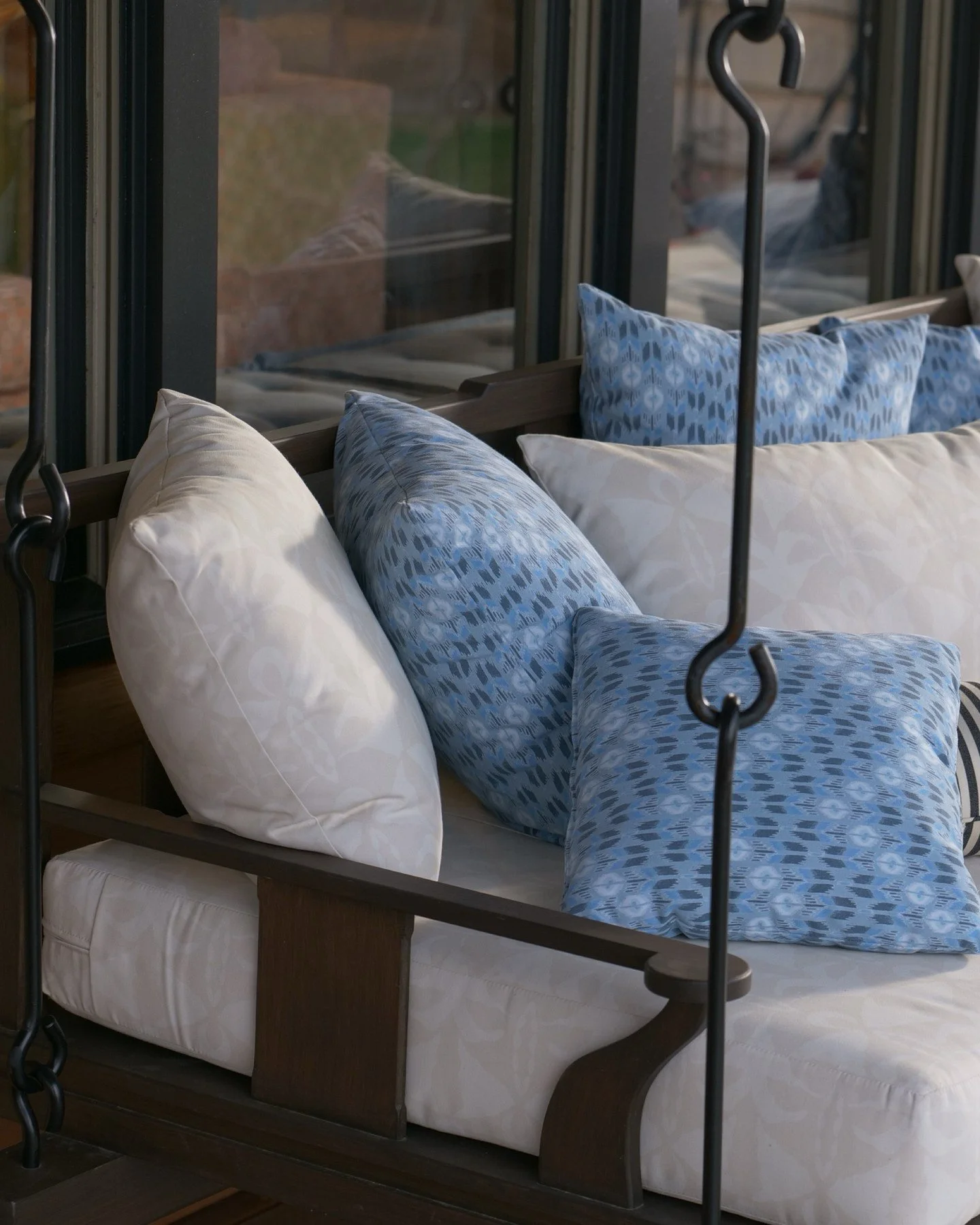 We're swinging into the weekend in style with Serena Dugan Studio✨⁠
⁠
Pillows in Serena's Anya in Azure and Capretto in Chalk make this porch side perch at @37tuthill everywhere we want to be ✨⁠
⁠
Bring some artful ease to your outdoor (and indoor) l