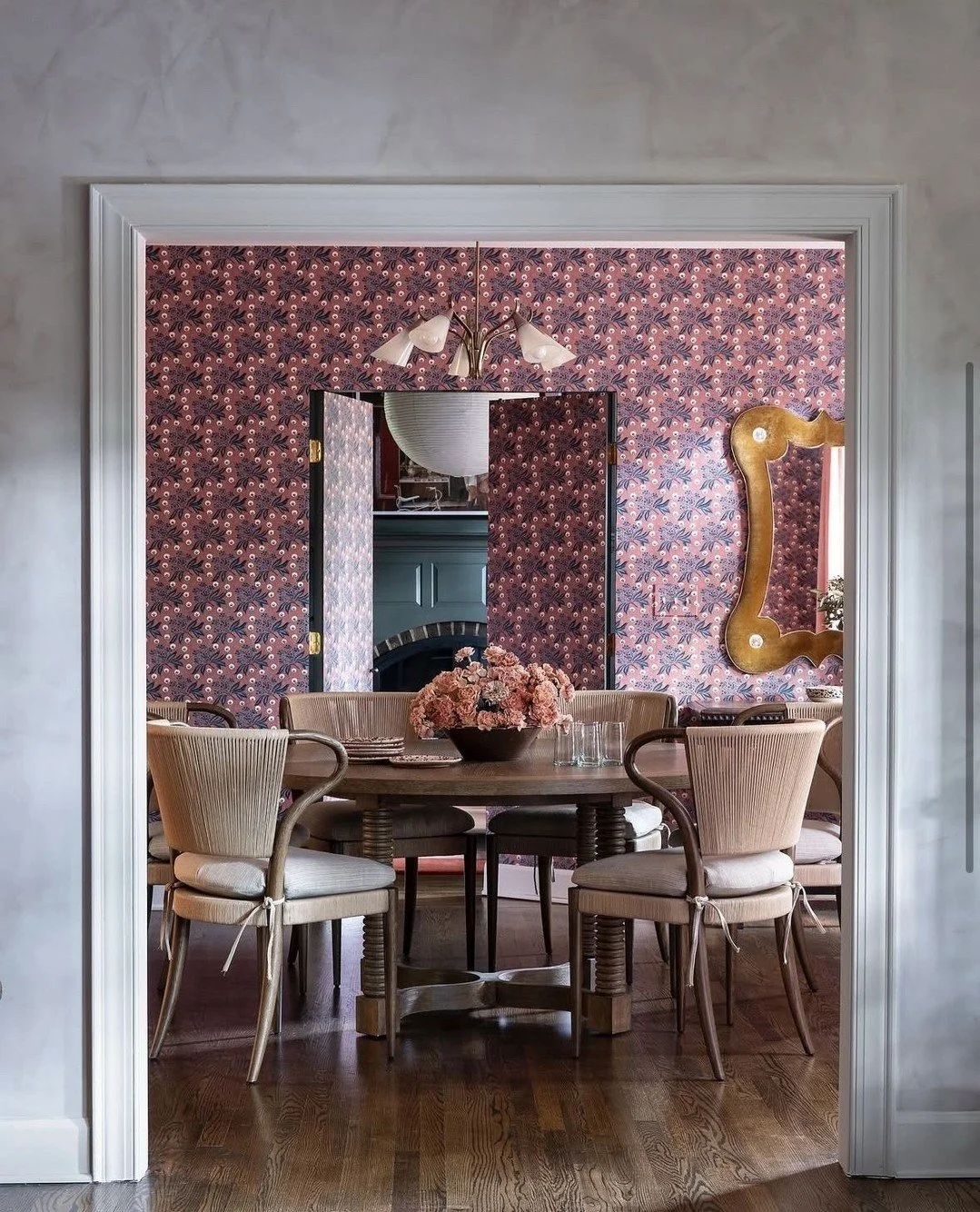 CUSTOM CHIC✨
We're loving this dining room dreamed up by designer @jourdanfairchild  with walls featuring a custom Harriet in Terracotta wallpaper by @leahoconnelltextiles.✨
We'd love to help you create something distinctively unique for your c