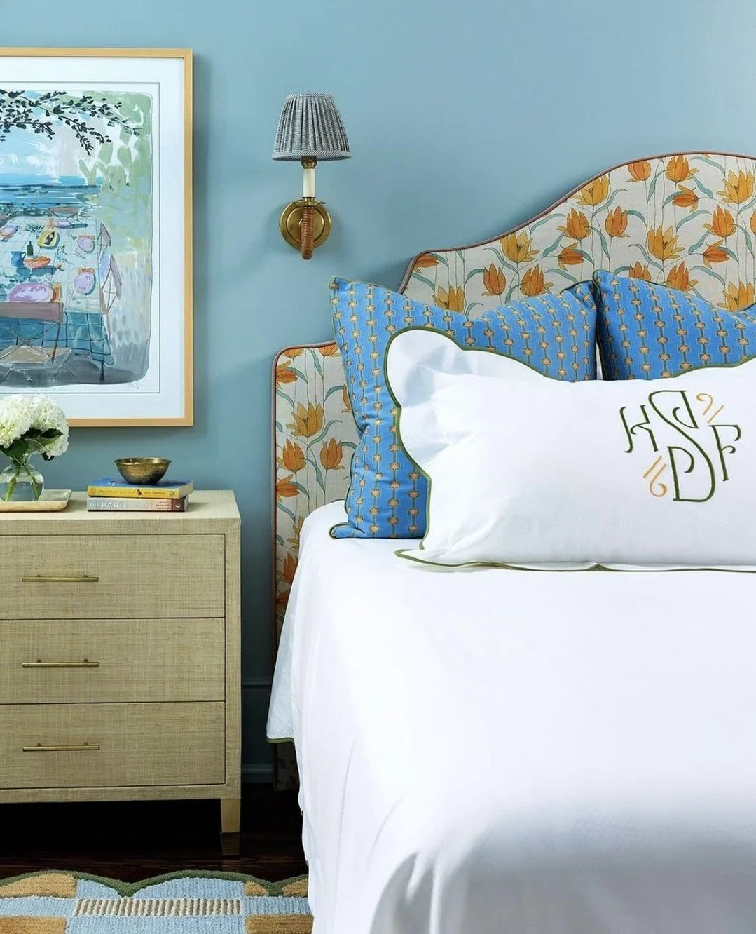 A TULIP A DAY KEEPS THE BAD DREAMS AWAY✨⁠
⁠
We're loving this beautiful bedroom designed by @maggiebdillon featuring Parrot Tulip in Sunset by @radishmoon✨⁠
⁠
📸: @annarouth⁠