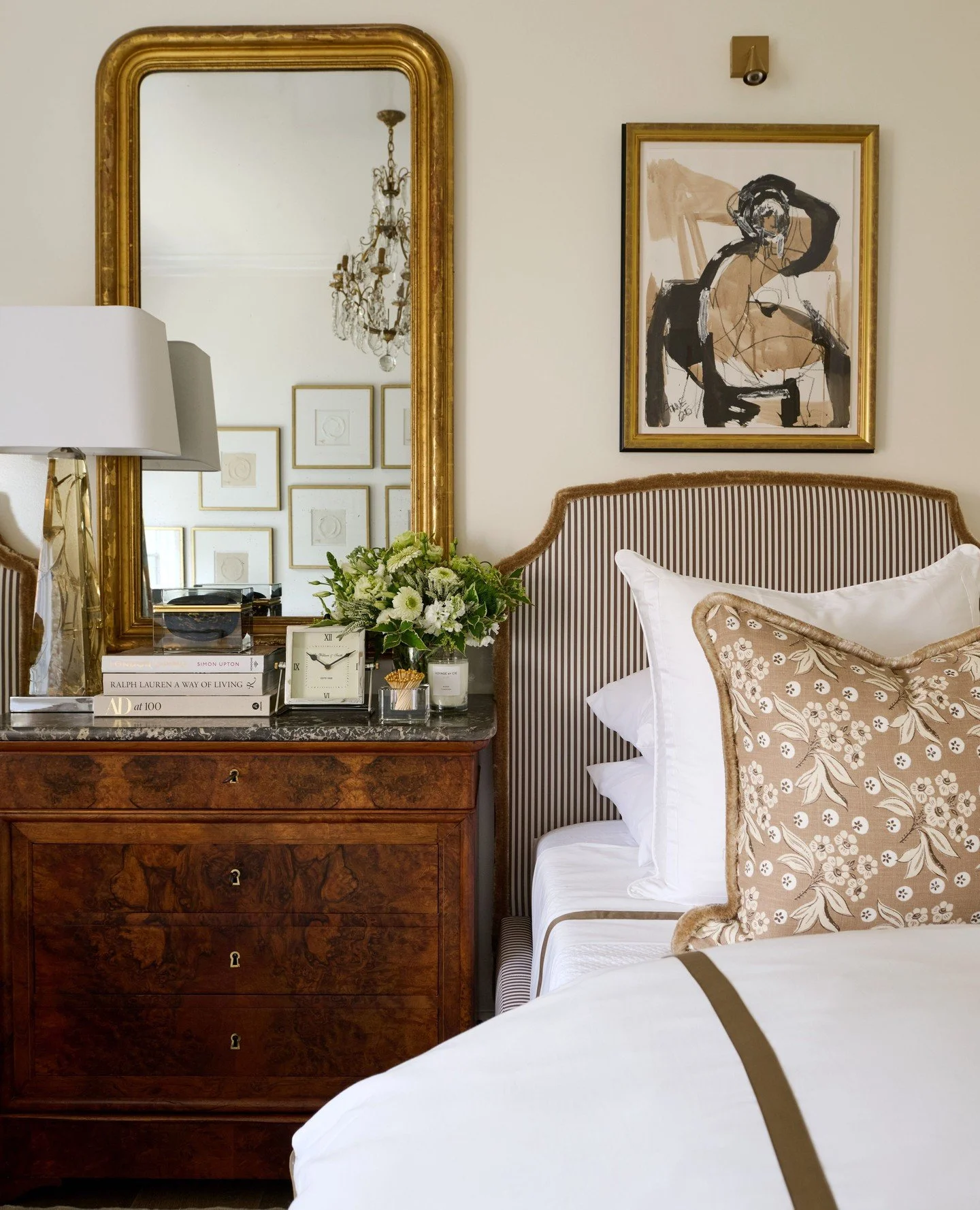 MERRY &amp; BRIGHT ✨⁠
⁠
@atlantahomesmag Holiday Show House has wrapped, but we can&rsquo;t stop thinking about this gorgeous bedroom designed by @huffharringtondesign, featuring Leah O&rsquo;Connell&rsquo;s beautiful Harriet fabric in Biscuit. This 