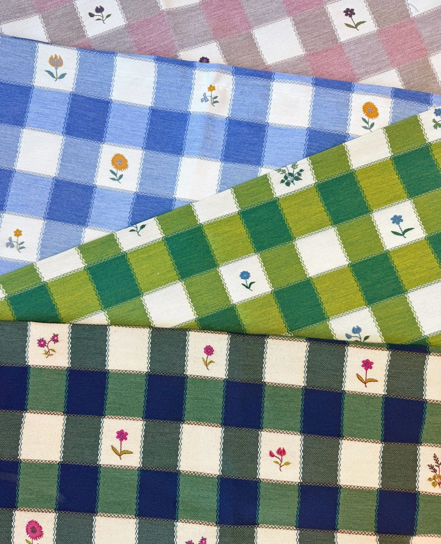 CHRISTMAS CAME EARLY THIS YEAR | Meet KIMBERLY✨⁠
⁠
@alexconroytextiles designed and named this beautiful NEW woven collection in honor of her oldest and dearest friend, Kimberly. A large-scale gingham dotted with delicate floral motifs, available in 