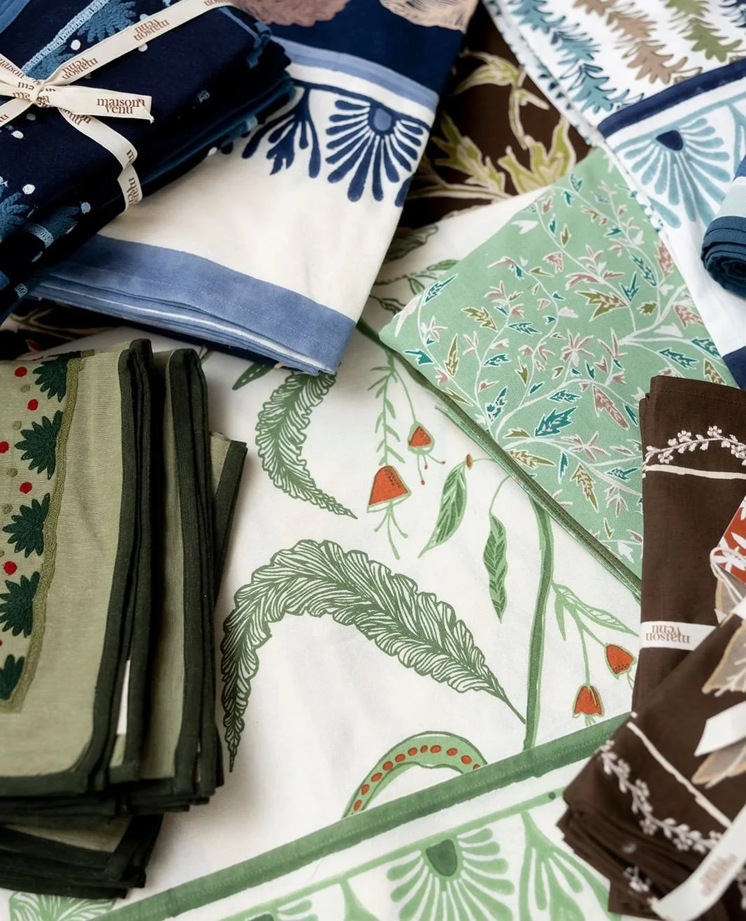 Wishing for MAISON VENU under the tree ✨⁠
⁠
Whether it&rsquo;s napkins, pillows, tablecloths, or fabric by the yard, we&rsquo;d be more than happy! ✨⁠
⁠
📷: @seriouslysabrina