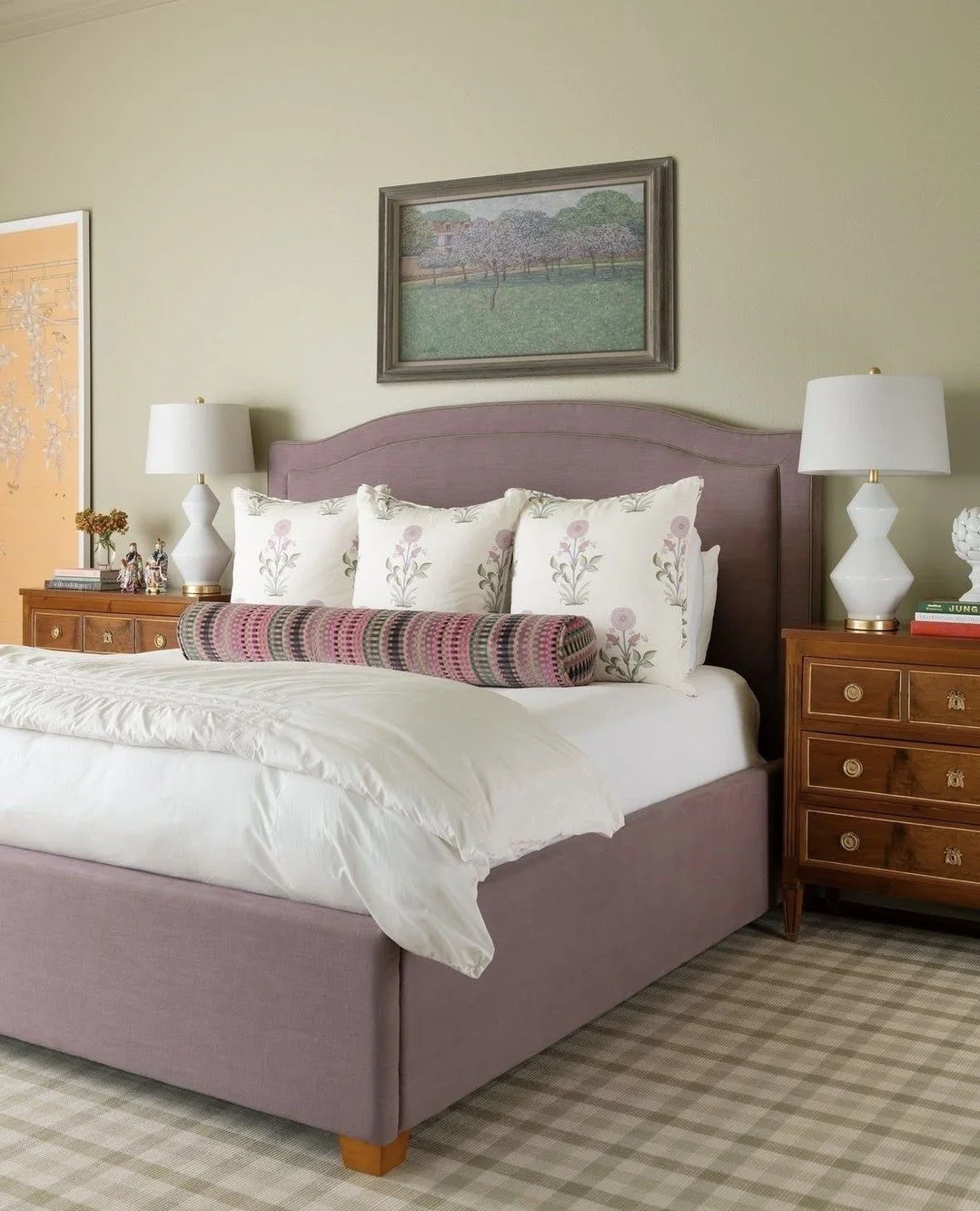 PILLOW TALK✨⁠
⁠
This primary bedroom designed by Sarah Brannon featuring Alex Conroy Textiles' Large Marigold in Clover/Lavender/Coral made quite the impression.✨⁠
⁠
Discover more of @alexconroytextile's collection in the studio or at the link in our
