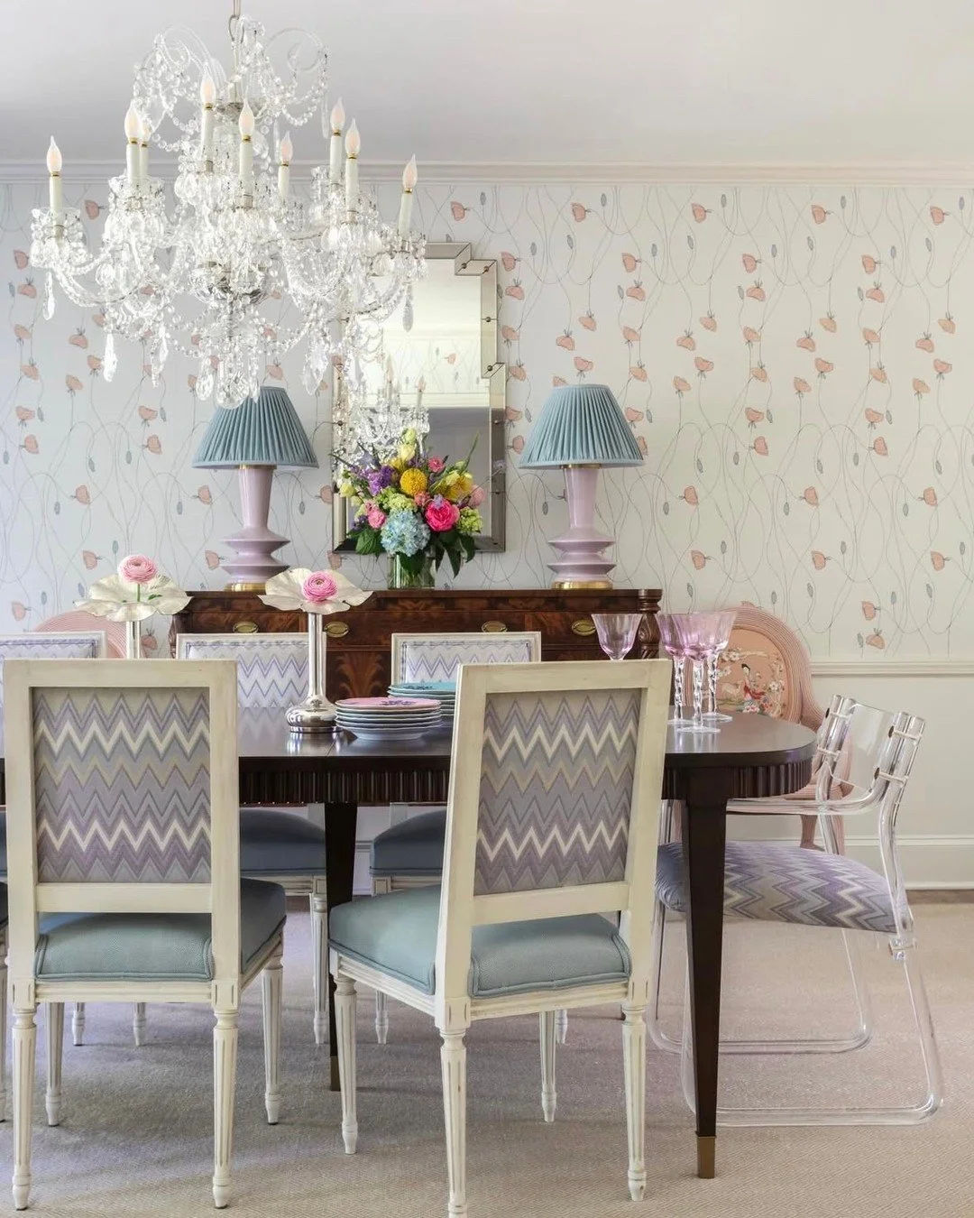 TAKE A SEAT ✨⁠
⁠
We&rsquo;re loving this beautiful dining room designed by @paige_goodloe featuring Field Poppies in Pale Blush on grasscloth by @radishmoon. ✨⁠
⁠
Discover more of Radish Moon's collection in the studio or at the link in our profile! 