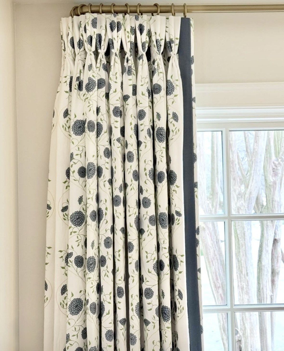 HEY JAIPUR ✨⁠
⁠
M. Steffens Interiors takes this once-sad window and makes it better!⁠ Jaipur Solid in the colorway Charcoal/Stone by @alexconroytextiles makes quite the statement. ✨⁠
⁠
Shop online at the link in our profile for memos or stop by the 