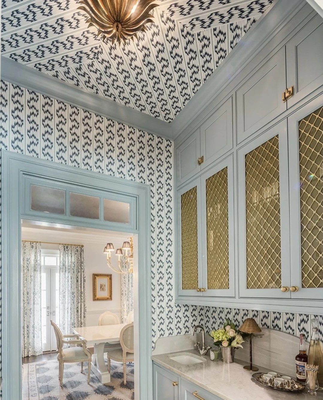 If walls could talk&hellip; ✨⁠
⁠
Featuring Leah O&rsquo;Connell&rsquo;s Isla Wallpaper in Indigo, beautifully brought to life by @ferrillsessiondesigns, we can&rsquo;t get over the ceiling detail ✨⁠
⁠
Stop by the studio to explore @leahoconnelltextil