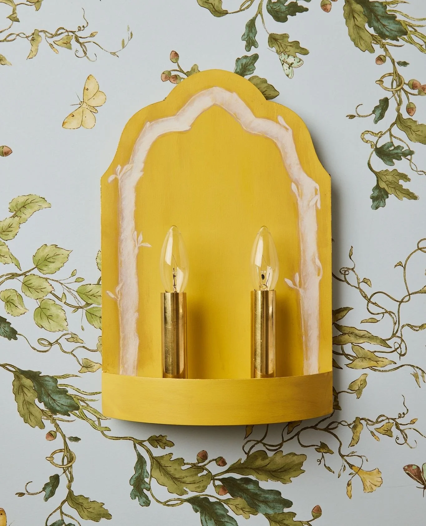 Perfectly PARED ✨⁠
⁠
Sconce no. 7 from our friends at @paredlighting rendered in a custom marigold yellow with a hand-painted faux bois border on Vivian Wallpaper in Magnolia from @leahoconnelltextiles ✨⁠
⁠
Photography: @kathrynmccrary