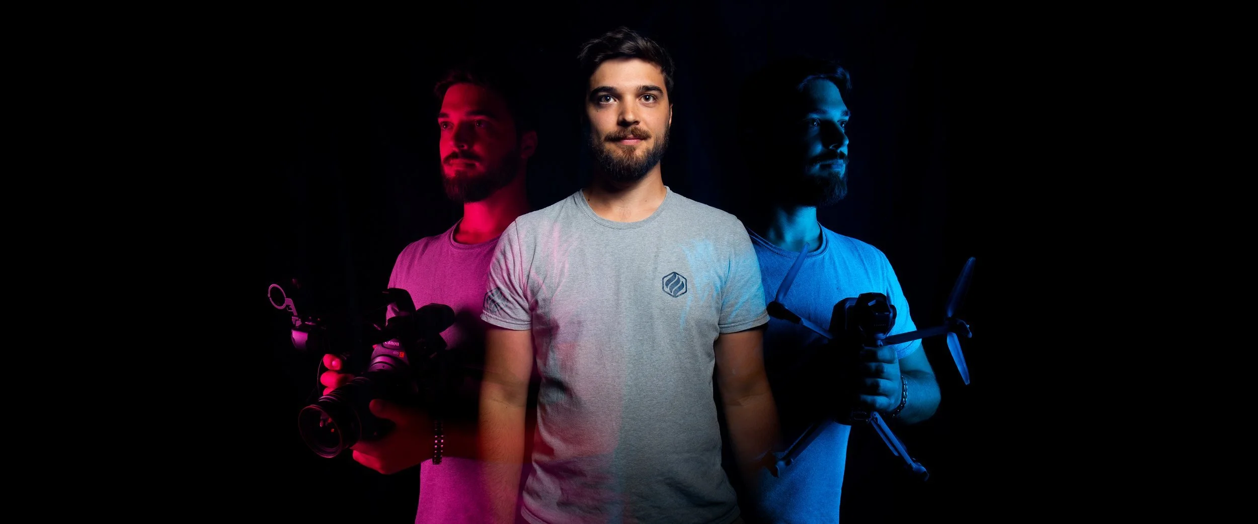 Le membre de l'équipe Alistair avec un effet dédoublement à gauche et à droite en rose et bleu avec à sa main un drone.
