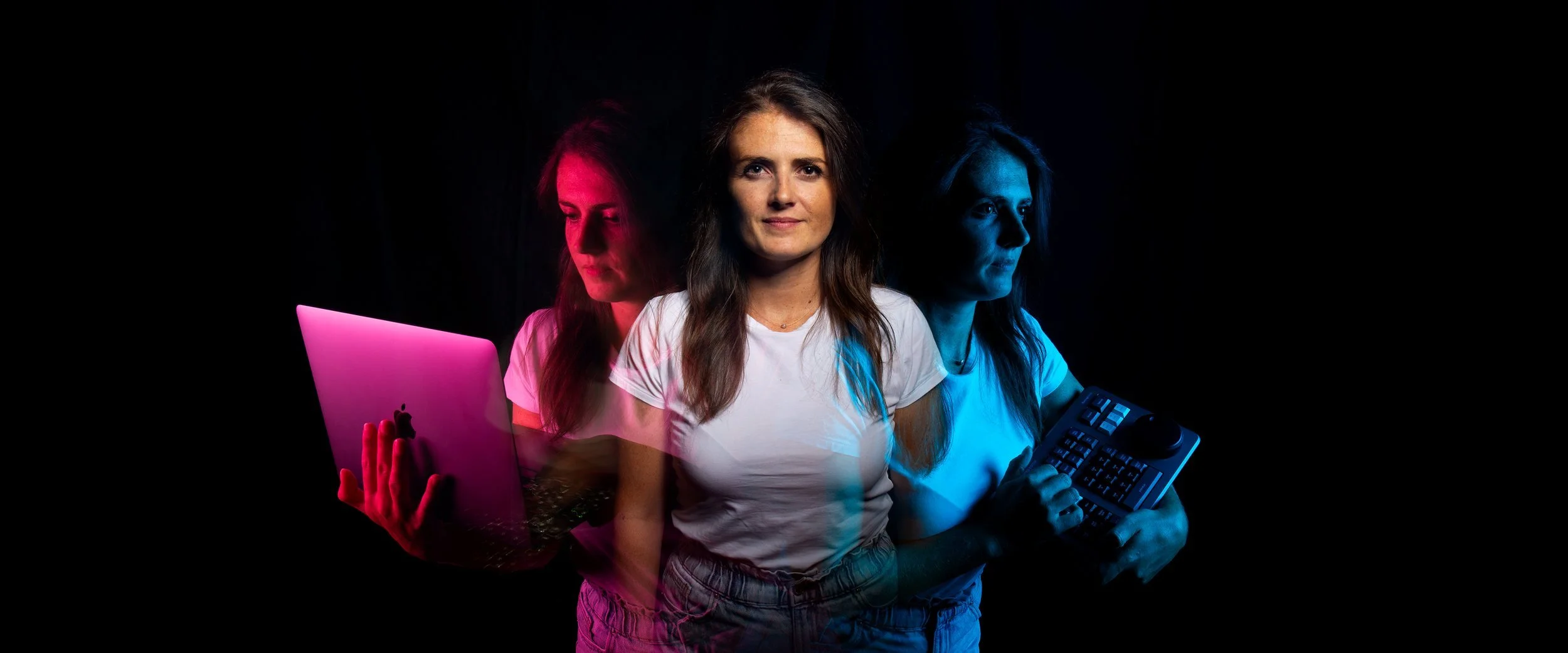 Une femme au centre avec un t-shirt blanc, entourée d'images superposées d'elle-même utilisant un ordinateur portable, un clavier avec une souris, dans une ambiance sombre avec des lumières colorées pink et blue.