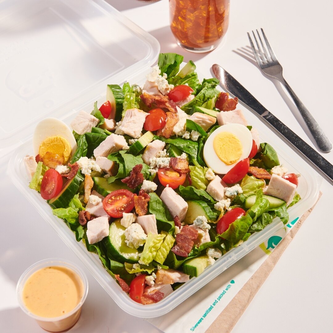 Turkey Cobb Salad ⁠
Oven roasted turkey, Niman Ranch bacon, grape tomatoes, cage-free egg, cucumber, blue cheese, mixed greens, red wine vinaigrette. ⁠
⁠
GF. Vegetarian with chickpeas. 9/19 to 9/22.⁠
⁠
⁠
#harvestowl #getthefridge #workperk #officelif