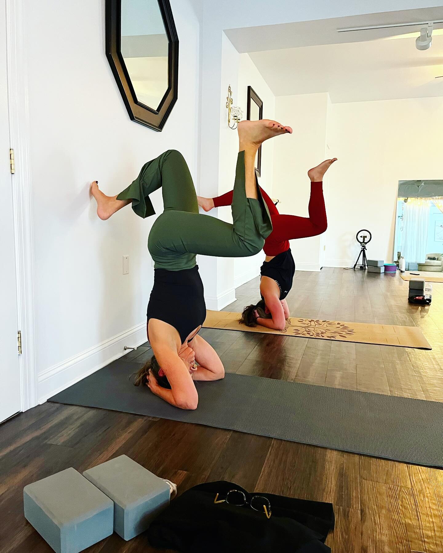 Work hard or play hard? 💪✨ 
Come practice headstands and much more every Sunday &amp; Tuesday with @sollunalife 🤍 

#bristolfitness #bristol #bristolpa #headstand #headstandpractice #practice #yoga #community