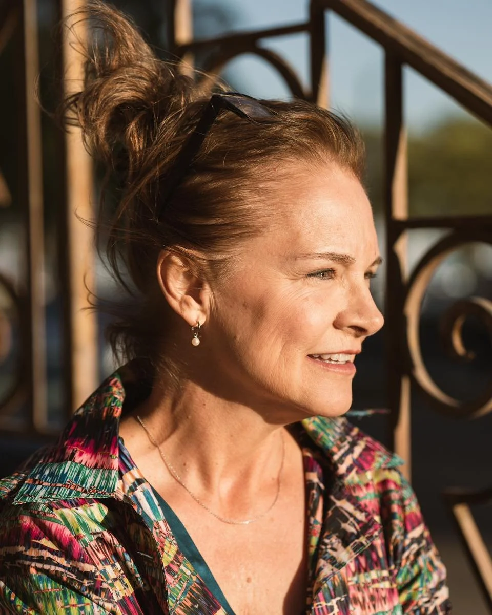 We love a wind blown look 💕💨
&bull;
#kenoshaphotographer #kenoshaportraitphotographer #wisconsinphotographer