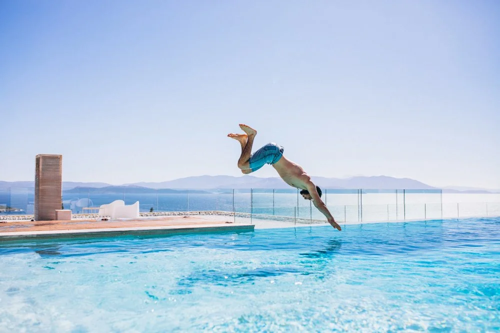 Jump the swimming pool. лето бассейн. дети прыгают в бассейн. мальчик прыгает в бассейн. девочка прыгает в бассейн.