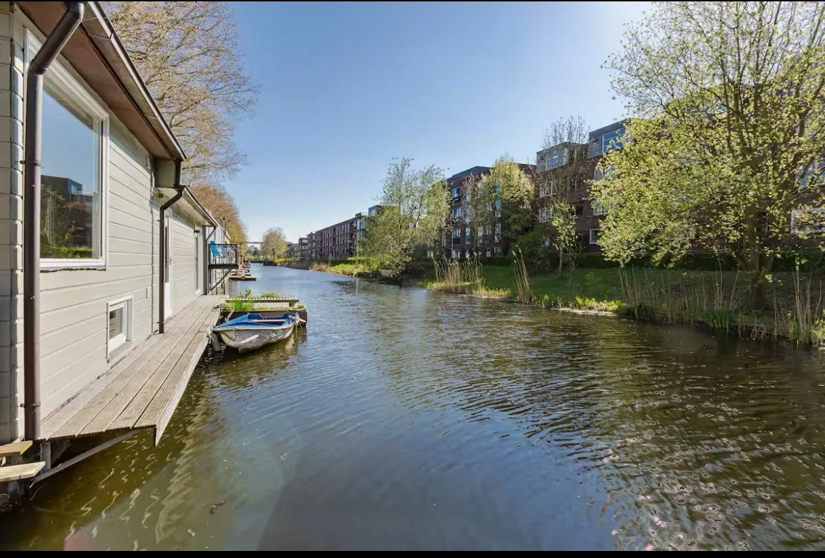 Utrecht Airbnb canal.jpg