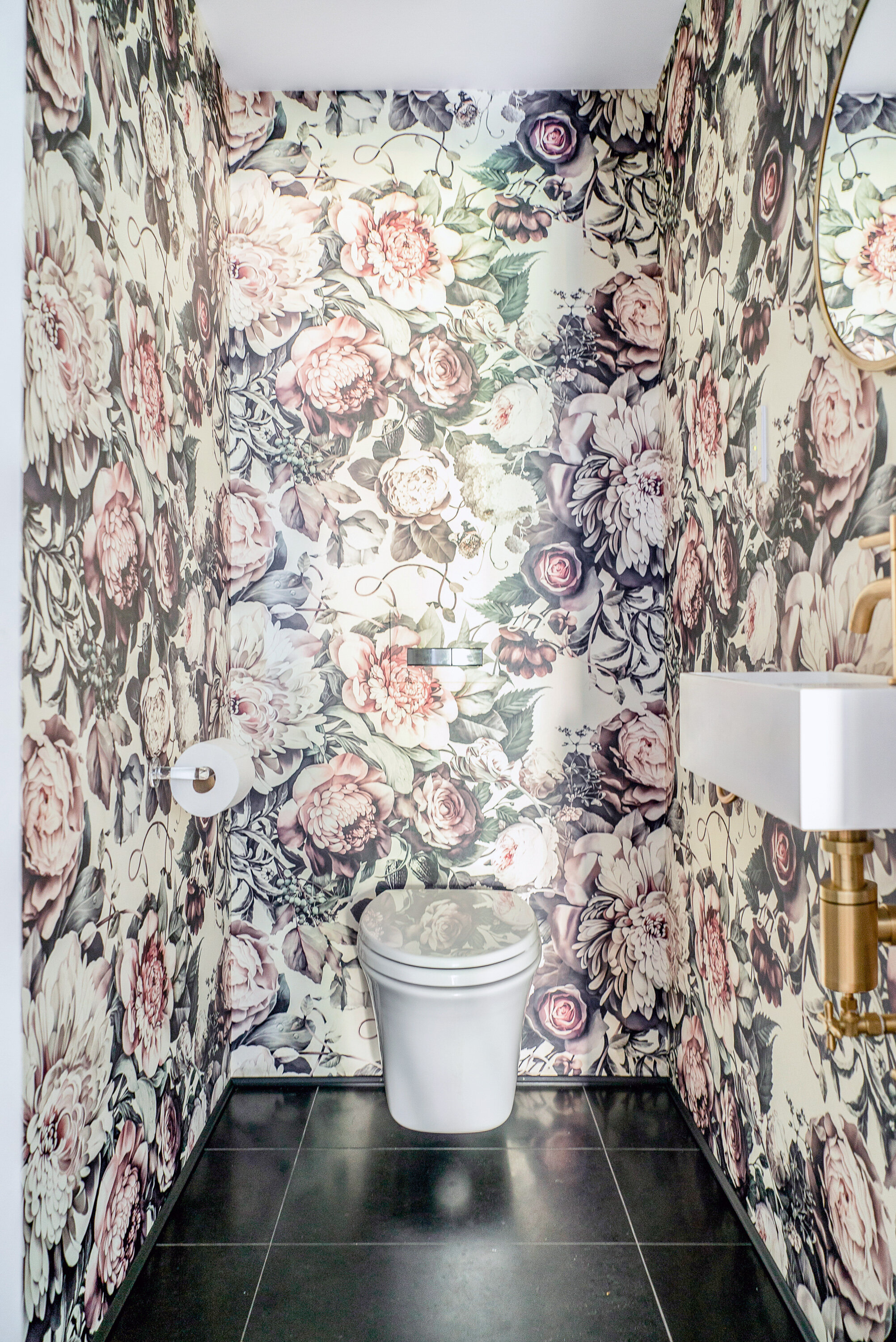 floral-wallpaper-bath.jpg