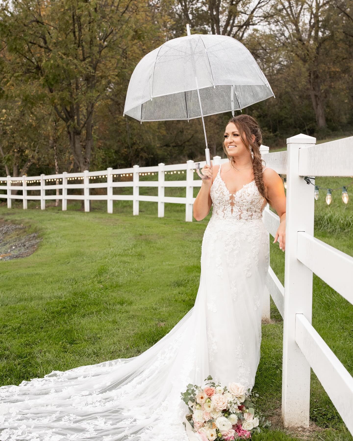 Another rainy day bride to remind our 2024 girls that rain does, in fact, not ruin your wedding day 🥰