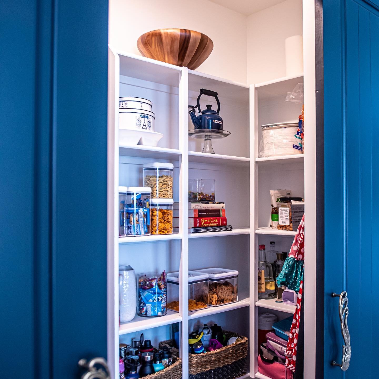 An organized pantry is the key to our heart 😍 See more of the Norterra New Build on our website www.soleilstudiodesign.com
.
.
.
.
.
.
#brightathome #soleilstudiodesign #soleil #az #interiordesign #design #interiordesignaz #remodel #pantry #pantrygo