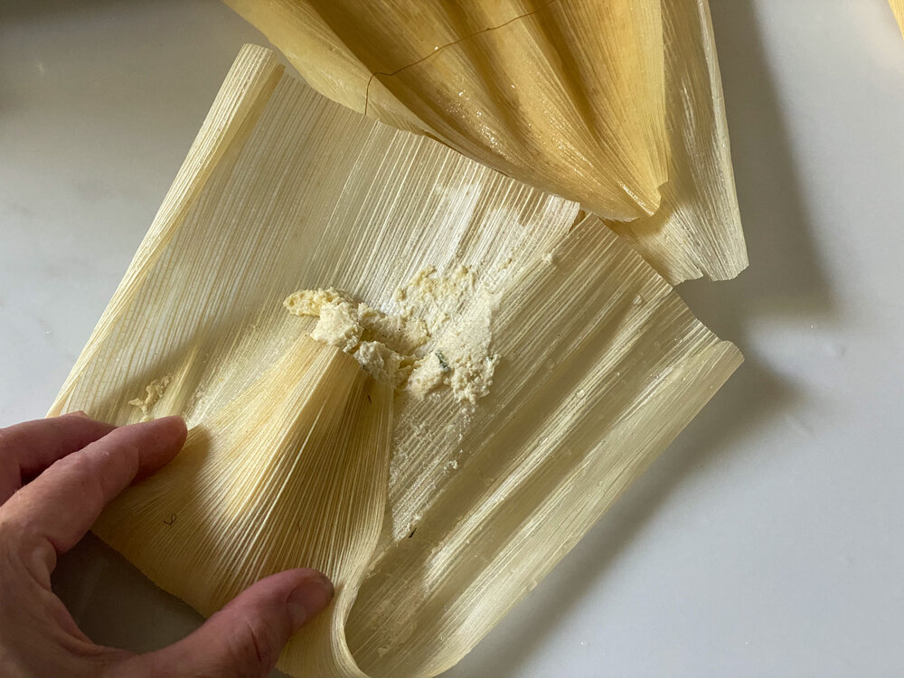  Fold the bottom of the corn husk upward. 