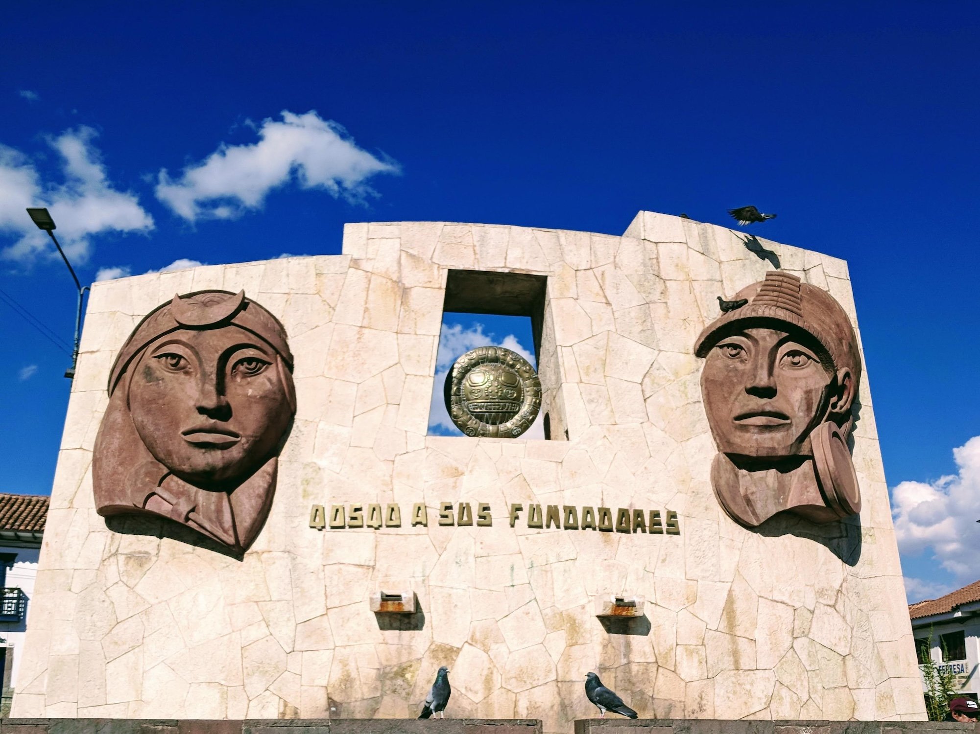 Manco Qapac, and Mama Ocllyu, according to the myth, are the couple who were descendants of the sun and moon, and founded their civilization in the city of Cusco.