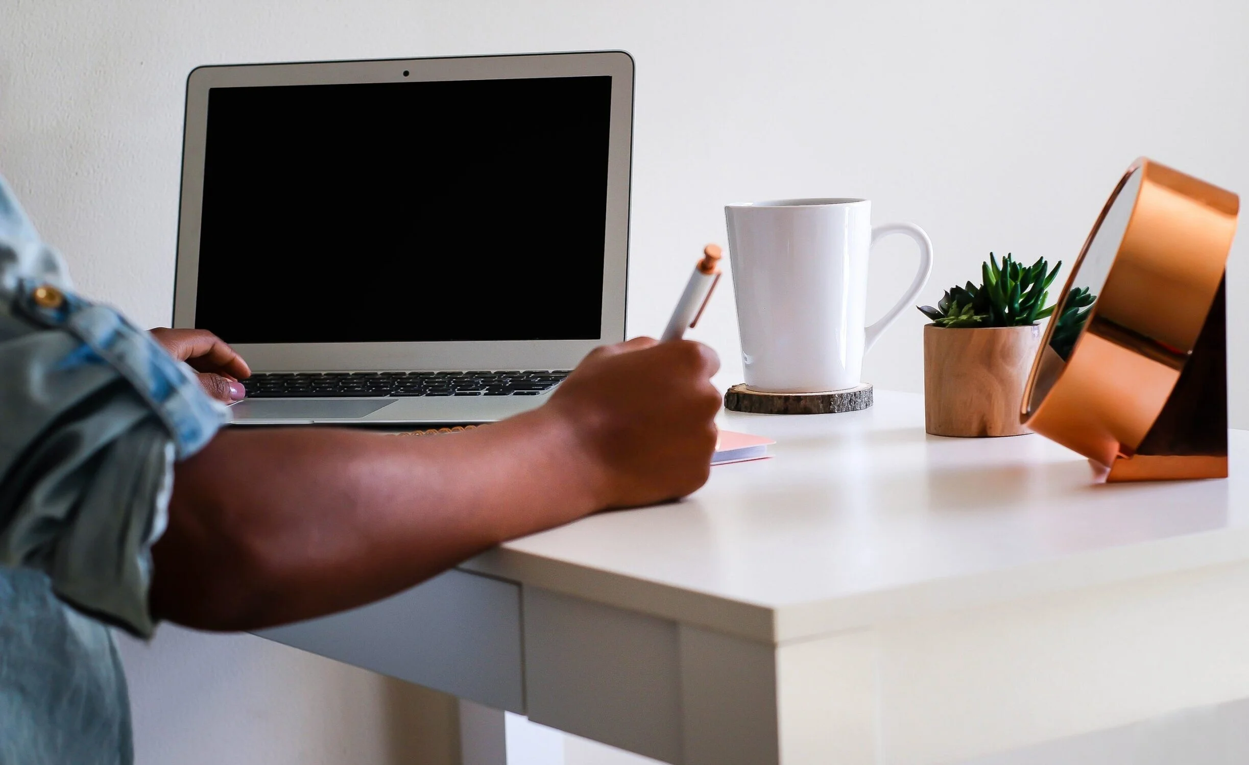 createherstock-2017-Work-At-Desk-Neosha-Gardner-5-scaled.jpg